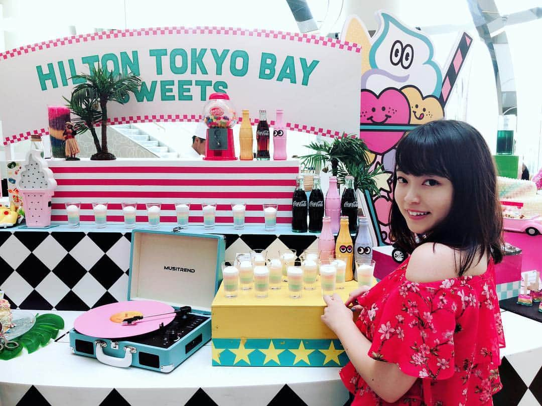 伊藤真莉さんのインスタグラム写真 - (伊藤真莉Instagram)「#ヒルトン東京ベイ の #スイーツビュッフェ 🍰💓 . 前の期間限定のいちごフェア？的なときに、ぜんっぜん予約が取れなかったので、 1ヶ月以上前から予約していった！ガチ🔥 . いまは #アメリカンダイナー と #ハワイアン がテーマ🌺 . カラフルで、いかにもアメリカ〜なスイーツが並んでました🇺🇸 そして写真みたいに、並び方もかわいすぎ...ピンクのレコードとか、考えた人天才か、、😳💓 . この写真のレインボーカラーのムース、なめらかで甘すぎずおいしかった！🌈 . スイーツはかわいいし、ごはんもおいしいし、幸せな時間でした😋 舞浜まで行ってディズニーをスルーしたのは初めてだったけど、全然このために行く価値あり！ . 期間限定でテーマは変わるみたい！ おすすめです😍 . . #ヒルトンスイーツ #ラウンジオー #ディズニーホテル #スイーツ女子 #スイーツ巡り #食べログ #めしすたぐらむ #グルメ好きな人と繋がりたい #いとまりとデート飯 #スイーツ男子 #イクスピアリ #ミスコン #ミス東大 #ミスコンファイナリスト」8月4日 22時27分 - misstodai201801