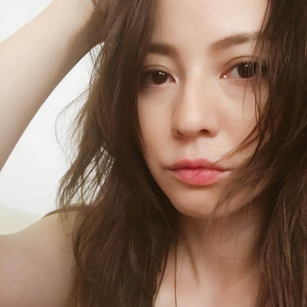 のインスタグラム：「MY NEW HAIR COLOR 🤔  #iamkarina #itisnotfake #forreal #newhaircolor #dark #alittlebit #髪色変わると #服何着ればいいのか #わからん 笑」