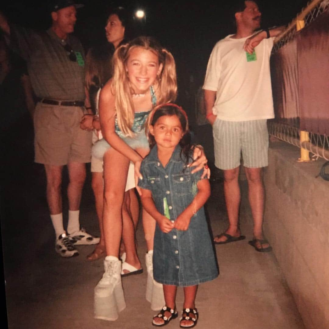 ブレイク・ライヴリーさんのインスタグラム写真 - (ブレイク・ライヴリーInstagram)「Pretending to be someone else... since 1997 (Thanks @briaaamadrid for the photo of us at the Spice Girls concert. Sorry -not sorry- I tricked you into thinking I was @emmaleebunton)」8月5日 1時17分 - blakelively