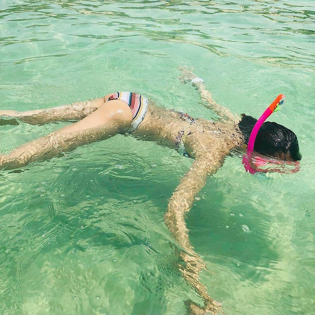 落合恭子のインスタグラム：「🐠 日焼け止めバッチリだったはずなのに、 お尻だけ小学生みたいに焼けている理由 ...🧐 今日も暑いなー . That’s why my bum got tanned🕵️‍♀️ 🍑🍑🍑 . #読谷 #swim #summer #vacation #pink #lifeproof #bwjp #instagood #🍑 #癖泳ぎ」