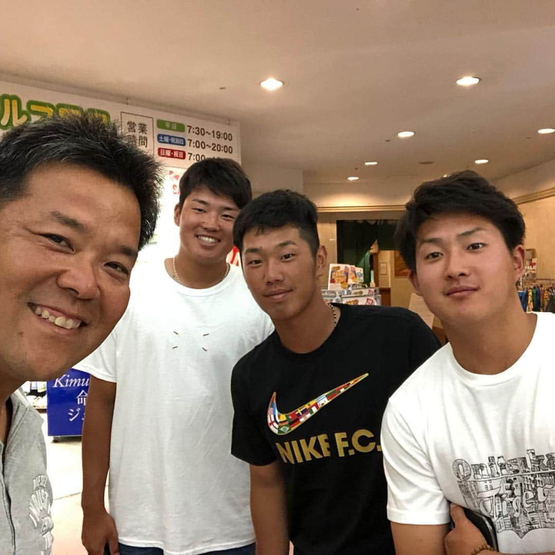 古賀優大さんのインスタグラム写真 - (古賀優大Instagram)「福島遠征おわりました！ 明後日からまた試合ありますが頑張ります！ 写真は福島での一枚です！  #福島 #野村コーチ #梅野 #村上 #九州組」8月5日 17時47分 - yudai57c