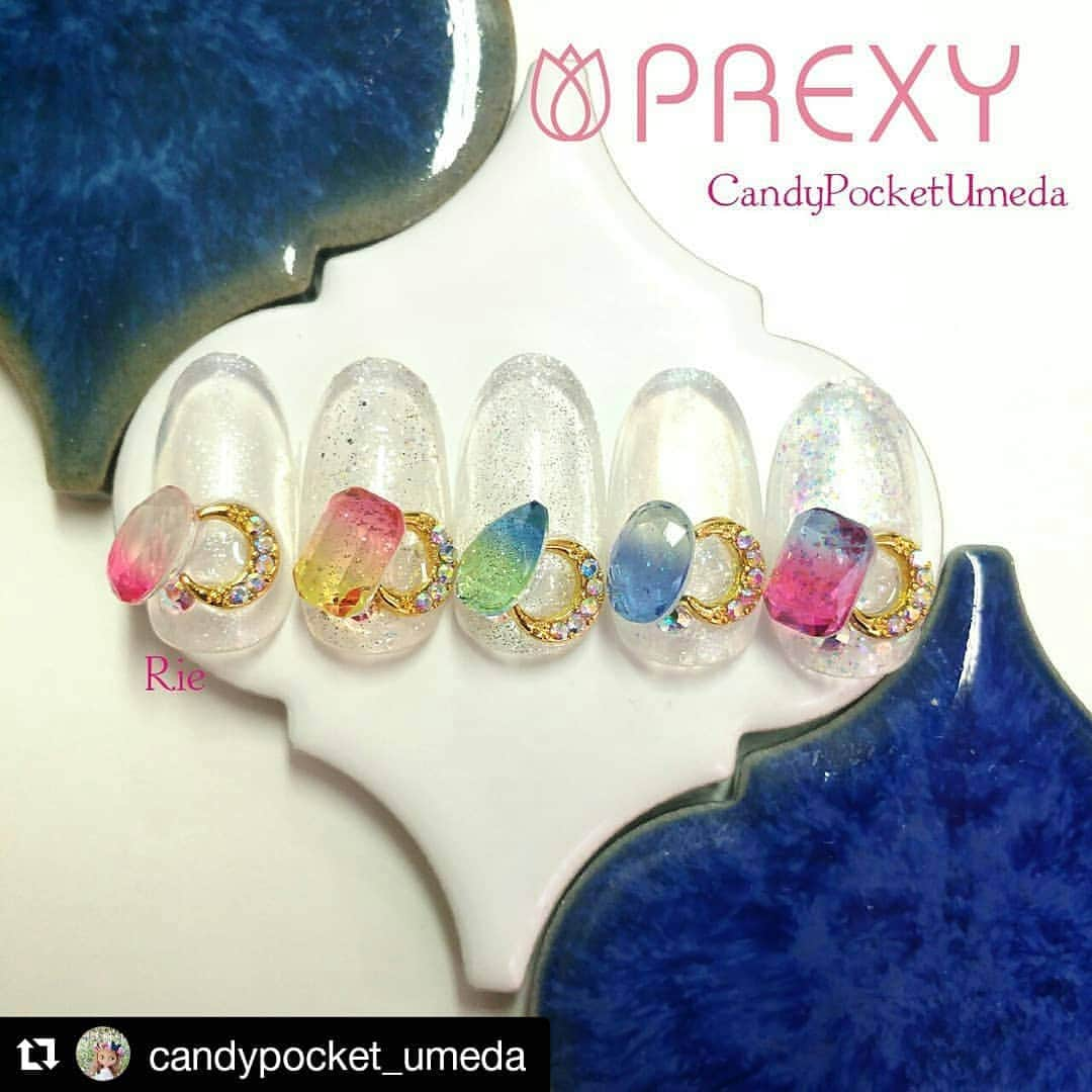 PREGELさんのインスタグラム写真 - (PREGELInstagram)「. プリクシー続々と入荷しております✨　 #Repost @candypocket_umeda (@get_repost) ・・・ 💎 グラデーションストーン入荷しました🙌❤ . 存在感があるのでプリジェルと プリムドールのクリア系ラメカラーをベースにつかいました😆✨ 透けてラメが見えます😍💕 夏のイベントにはプリクシーで華やかにいきましょー🙌❤❤❤ . カラー番→500,B27,706,B49,B37 . 是非ご利用くださいませ👯👍 . #キャンディポケット #クリアネイル #グラデーションストーン #ビジューネイル #ビジュー盛り #夏ネイル #シアーネイル #ネイル#nail#ネイルアート#PREGEL #プリジェル#ジェルネイル #ネイルアートデザイン#セーラームーンネイル #ラメネイル #gelnails#gelnaildesign#シアーカラー #art #summernails #夏ネイル #プリアンファ#instanails #トレンドアート#instagood #きまピグ #名台詞 #月に変わってお仕置きよ 🌙🌙🌙✨」8月5日 18時33分 - pregelofficial