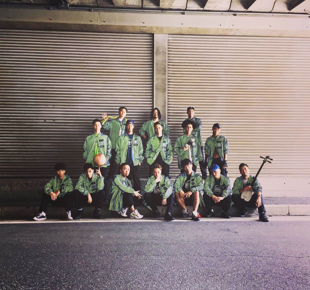 のインスタグラム：「We are "TYRANT". 様々なジャンルの世界一、日本一のパフォーマー達と幕張メッセでLiveしてきました✨  また皆んなでやりましょー！！ . ［BEATBOX］ @tatsuya_beatbox  @beatboxerhirona . ［RAP］ 晋平太 . ［DANCE］ @dapump.kenzo  @fishboydance  @jyunki_defclan  @yoshiki_madskillz . ［津軽三味線］ @masatoshibata3 . ［FREE STYLE BASKETBALL］  @zinez_kamikaze . ［TAP］ @yuki_adachi_tap . ［ART］ @raoutanaka . ［DOUBLE DUTCH］ @dd_reg  @ko_ya.reg  @sasakiki1988  @keita.reg  @kai_regstyle_capliore_tokyo . ［WEAR］ @dollynoire_japan  @dollynoire  @masa_dartagnan  #humanbeatbox #rap #dance #津軽三味線 #freestylebasketball #TAP #art #DOUBLEDUTCH #DLYNR#タップダンス#dapamp #kenzo#fishboy#jyunki#yoshiki#tatsuya#hirona#晋平太 #安達雄基」