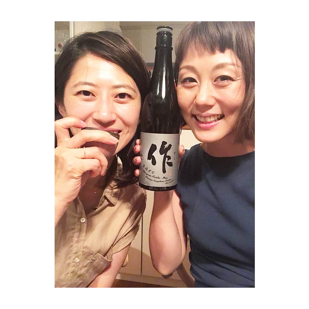 新井麻希さんのインスタグラム写真 - (新井麻希Instagram)「* 麦茶をおちょこで飲むこのおチビちゃんは、たぶん酒豪になる。 * #元同期 #小籠包 #日本酒」8月5日 11時43分 - makiarai58