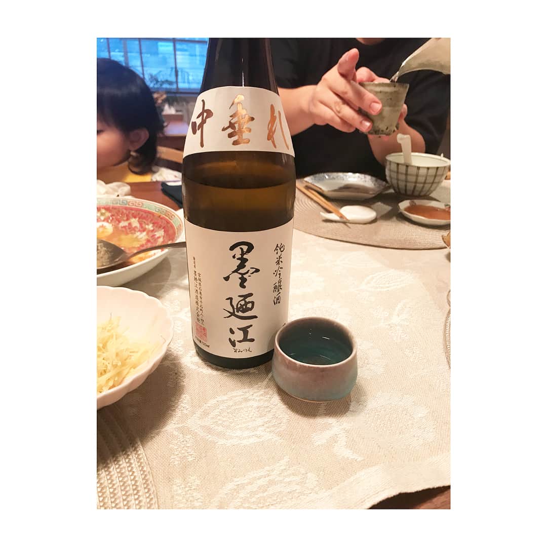 新井麻希さんのインスタグラム写真 - (新井麻希Instagram)「* 麦茶をおちょこで飲むこのおチビちゃんは、たぶん酒豪になる。 * #元同期 #小籠包 #日本酒」8月5日 11時43分 - makiarai58