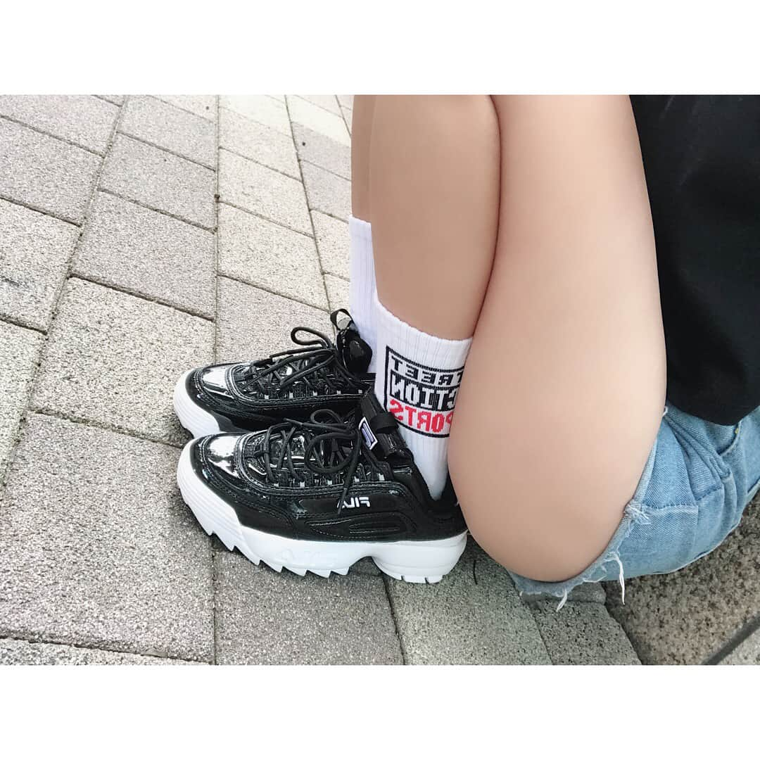 山内鈴蘭さんのインスタグラム写真 - (山内鈴蘭Instagram)「NEW SHOES👟♥️ ずっと欲しかった FILAのスニーカー(*´-`)✨ このデザイン中々売ってないの🤤 2枚目の写真は 完全にファンの方向け😜笑 #fila  #filashoes  #fashion  #black #shoes  #cute  #sneakers」8月5日 12時11分 - xxsuzuranxx