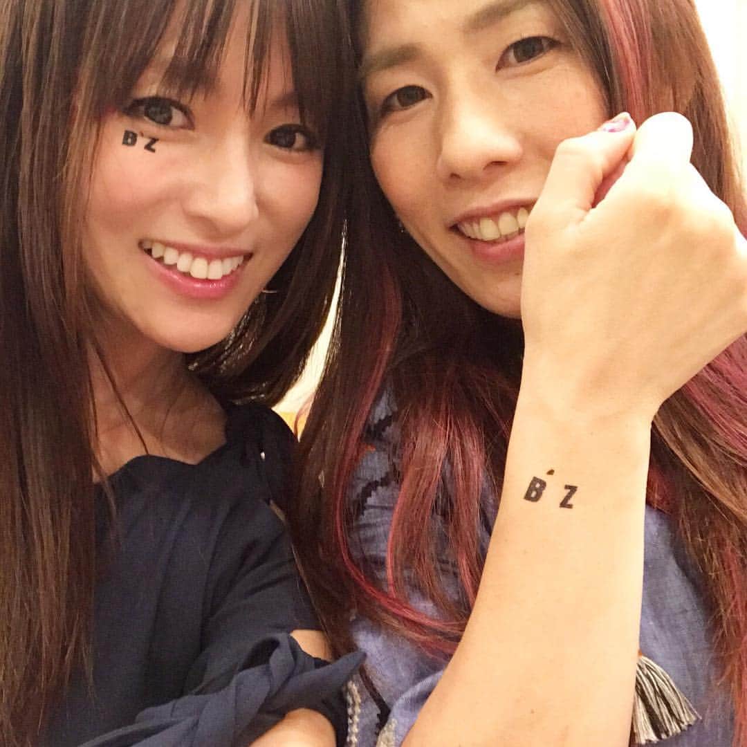 深田恭子のインスタグラム：「吉田沙保里ちゃんのお誘いで、 B'zさんのLIVEに伺いました💌 私は野外ライブに行ったのは、初めてで会場の熱気とその中でパフォーマンスをされているB'zの方々、バンドの方々、ファンの皆様の一体感、圧巻でした😭‼️私は形から入る方なので（浅はかですみません💦）フェイスシールを手作りして何日も前から楽しみにして勿論、曲も聴きながらそしてどんな曲を唄われるのかを妄想しながら会場に向かいました👀💕もう....感動しっぱなしのあっという間の時間でした.....🎹⭐︎ #連日猛暑ですが皆様のご健康を祈っております #私は水筒が手放せない日々です #皆様どうか暑さにご無理なさらず過ごされてくださいね #吉田沙保里 さん #kyokofukada」