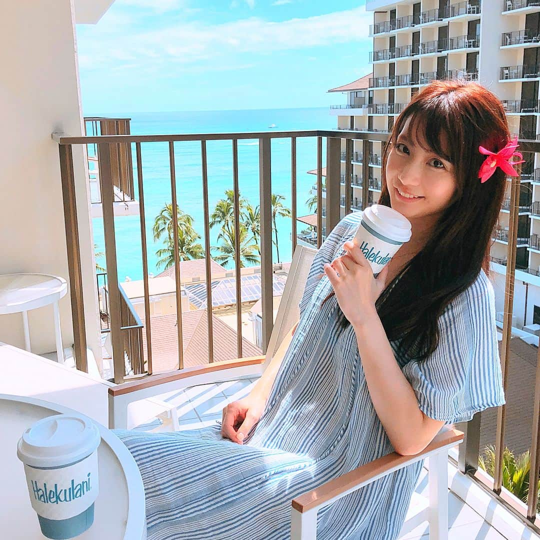 中川杏奈さんのインスタグラム写真 - (中川杏奈Instagram)「よく考えたら今年は平成最後の夏なんだね😵 そう言われるとますます何かしたくなってくる😭✨ 関係ないかもしれないけど、とりあえず今からベランダに置く植物買ってくる*\(^o^)/* アクティブな性格じゃないから中々近所から出られない笑 : #ハワイ #ホノルル #ハレクラニ #hawaiistagram #ビキニ #水着 #水着コーデ #海 #ハレクラニホテル #Honolulu #blue  #女子旅 #女子旅ハワイ #撮影モデル #ビジョ図鑑 オフショット #ビジョビ 撮影風景 #japanesegirl #夏らしいことしたい #ビキニ #bikinimodel #bikini👙#グラビア #平成最後の夏 #平成最後の夏  #今からお出かけ  #の前にジム 😭 #平成最後の夏いつも休み気分だけど笑」8月5日 13時21分 - annanakagawa0228