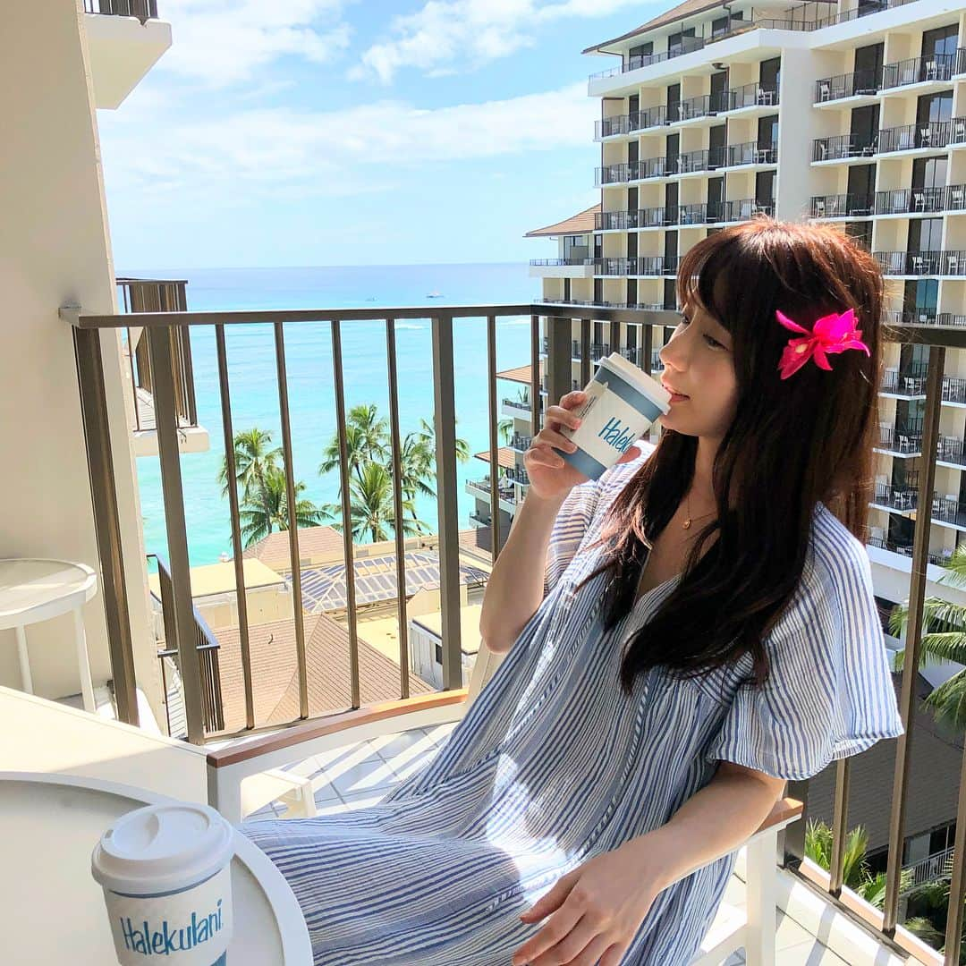 中川杏奈さんのインスタグラム写真 - (中川杏奈Instagram)「よく考えたら今年は平成最後の夏なんだね😵 そう言われるとますます何かしたくなってくる😭✨ 関係ないかもしれないけど、とりあえず今からベランダに置く植物買ってくる*\(^o^)/* アクティブな性格じゃないから中々近所から出られない笑 : #ハワイ #ホノルル #ハレクラニ #hawaiistagram #ビキニ #水着 #水着コーデ #海 #ハレクラニホテル #Honolulu #blue  #女子旅 #女子旅ハワイ #撮影モデル #ビジョ図鑑 オフショット #ビジョビ 撮影風景 #japanesegirl #夏らしいことしたい #ビキニ #bikinimodel #bikini👙#グラビア #平成最後の夏 #平成最後の夏  #今からお出かけ  #の前にジム 😭 #平成最後の夏いつも休み気分だけど笑」8月5日 13時21分 - annanakagawa0228