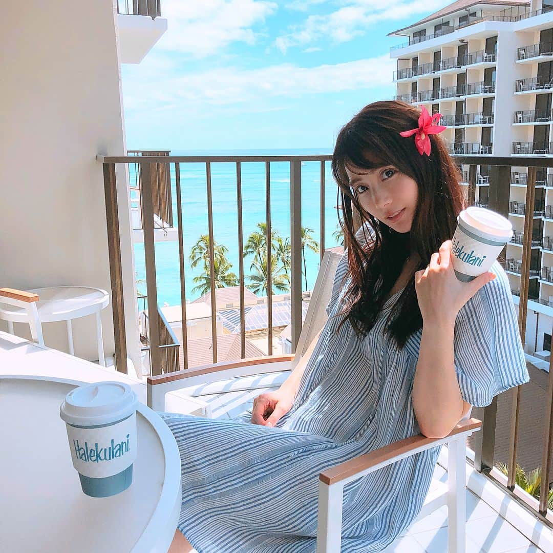 中川杏奈さんのインスタグラム写真 - (中川杏奈Instagram)「よく考えたら今年は平成最後の夏なんだね😵 そう言われるとますます何かしたくなってくる😭✨ 関係ないかもしれないけど、とりあえず今からベランダに置く植物買ってくる*\(^o^)/* アクティブな性格じゃないから中々近所から出られない笑 : #ハワイ #ホノルル #ハレクラニ #hawaiistagram #ビキニ #水着 #水着コーデ #海 #ハレクラニホテル #Honolulu #blue  #女子旅 #女子旅ハワイ #撮影モデル #ビジョ図鑑 オフショット #ビジョビ 撮影風景 #japanesegirl #夏らしいことしたい #ビキニ #bikinimodel #bikini👙#グラビア #平成最後の夏 #平成最後の夏  #今からお出かけ  #の前にジム 😭 #平成最後の夏いつも休み気分だけど笑」8月5日 13時21分 - annanakagawa0228