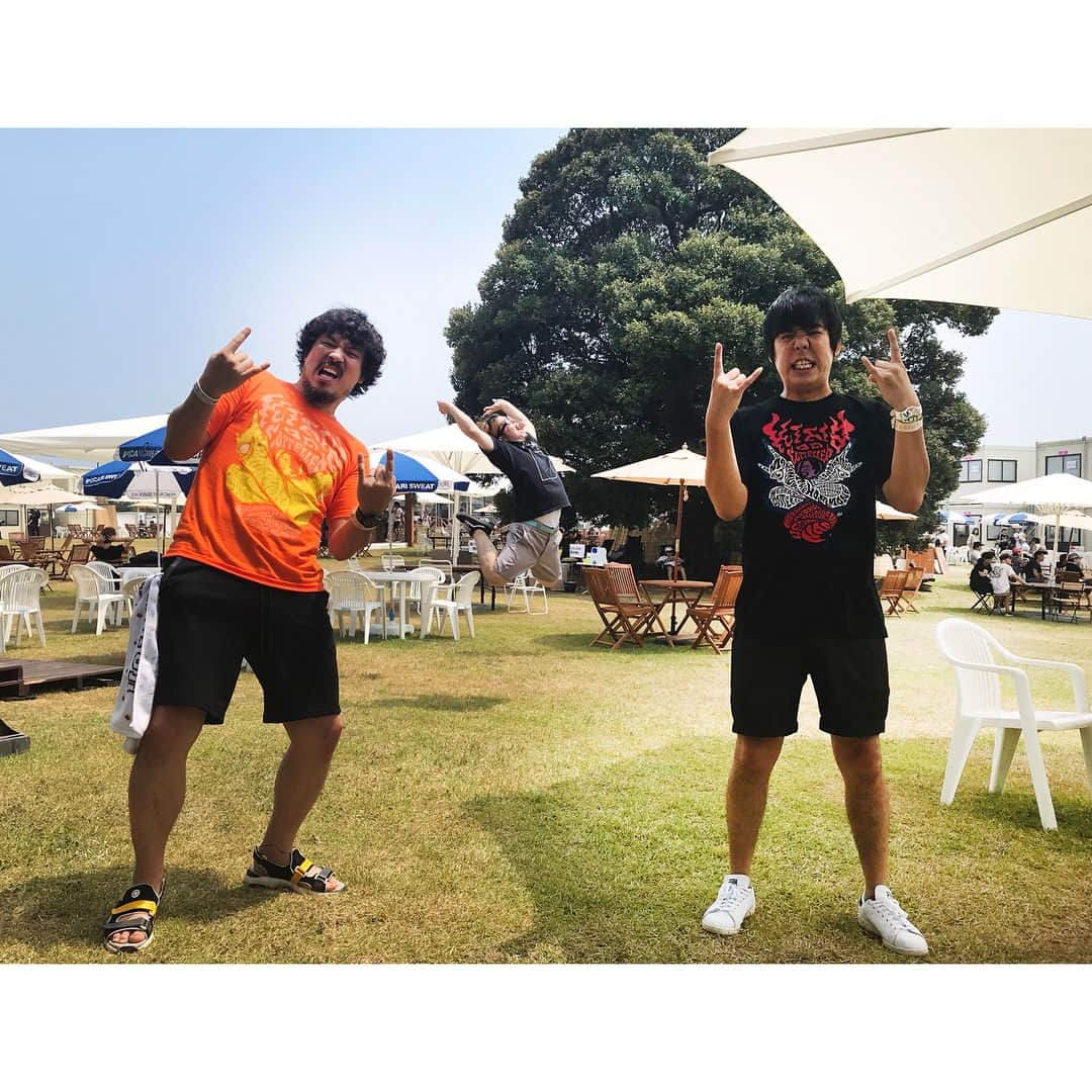 マキシマム ザ ホルモンさんのインスタグラム写真 - (マキシマム ザ ホルモンInstagram)「本日出演する『ROCK IN JAPAN FESTIVAL 2018』のアーティストエリアにて、すでに酷暑の会場の熱気をさらにアツくさせる案件勃発！ "全力少年"スキマスイッチのスキマで弾ける"全力中年"ダイスケマスイッチ。 "大好きマスイッチ"な、2人に会えた喜びに"トラベラーズ・ハイ"ならぬ"津田ベラーズ・ハイ"。 注目すべきは、な…なんと、2人がホルモンTシャツ着てくれてる！！！ あと、スキマスイッチのアー写では絶対見ることができない2人の表情！！！ こんなん喰らったら飛び跳ねるやろがい！  もう、この2人は俺の"ゴールデンタイムラバー"決定。  byダイスケはん  #RIJF2018 #マキシマムザホルモン #スキマスイッチ #カラオケDAMで映画ドラえもんの映像が流れるバージョンのボクノートは毎回途中から泣いてしまってまともに歌いきったことが無い #常田さんは同い年で大橋さんは1つ下ってことが判明 #次からは敬語使わんからなトキちゃんとタックン #全然関係ないけどきゃりーちゃんは今日もツケマツケッチ #今日は現在世間を騒がせている日本ボクシング連盟のY根会長が僕らの応援に駆けつけてくださっております #ナヲの旦那が奈良出身なので奈良判定で今日のライブは何が起ころうとも優勝することでしょう #Y根会長の正体は川北姉弟の母キャサリン」8月5日 14時08分 - mth_official_33cjl