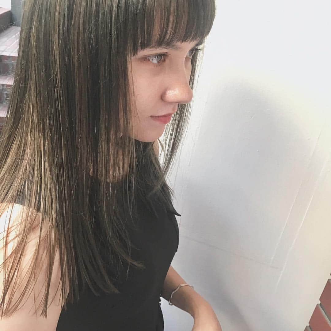 森田 幸助のインスタグラム：「エバありがとう😊 インナーにハイライト✨表面はしっかりアッシュで抑えてるのでもちが🙆‍♂️✨ #ハイライト#インナーカラー#インナーハイライト#オリーブアッシュ」