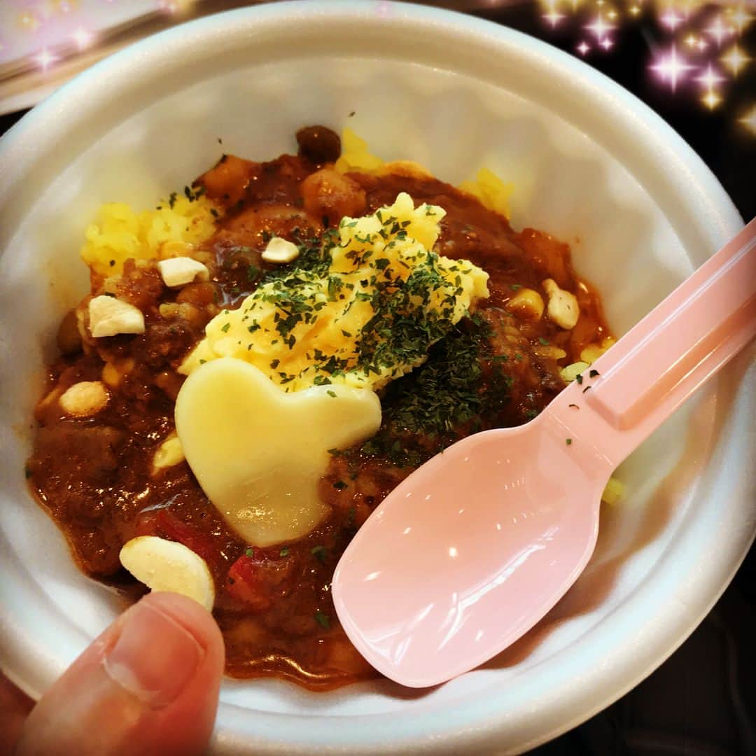 山田しょうこさんのインスタグラム写真 - (山田しょうこInstagram)「#TIFめし #疲労回復キーマカレー丼 豆、たまご、チーズと具だくさん ナッツがいいアクセントで食欲そそる🤤 #26時のマスカレイド さんコラボ ブルーが涼しげで爽やかなアイス🏝 #つりビット さんコラボ ピカピカの星がかわいいくて、ちゃんとチョコが濃厚🐠 #らぶどる さんコラボアイス 色鮮やかでトロピカルでらぶどるさんにぴったりのアイス💜  アイドルちゃんもご飯も最高の #TIF #TIF2018 でした〜🌞🌞」8月5日 19時50分 - shokokrake0611