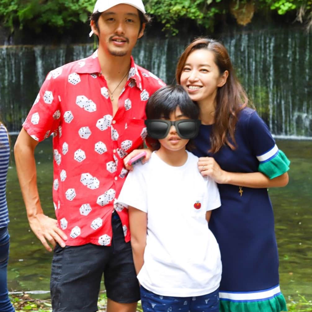 のインスタグラム：「終始笑いっぱなしで、本当に楽しかった軽井沢旅行が終わり、今は新幹線の帰り道。今回は僕ら3人で過ごし後半から仁香のご両親、仁奈ちゃん親子と皆んなで過ごさせて頂き、本当に幸せな時間でした。この旅行中では何より、僕自身が日に日にご両親との距離も近づいてる感じが嬉しく、食事、温泉、どこにいくのでも幸せと喜びを噛み締めて生活していました。特に男3人で温泉につかり、お父さんの背中を息子と流せたことは1番の思い出になりました。最初を考えると泣けます。ご両親が徐々にご理解してくれて寄り添ってくれてる事に感謝しています☺️そしてふと横を見ると息子がニコニコして嬉しそうにいる姿が何より嬉しかった旅となった夏の家族旅行になりました😆🙇 #nicashoheylife #夏 #家族旅行 #軽井沢」