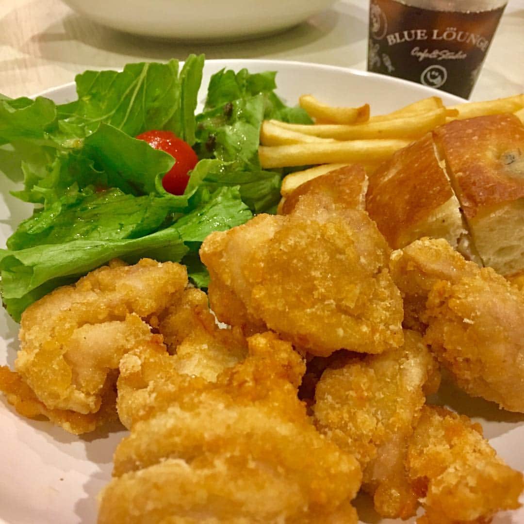 黒田アーサーさんのインスタグラム写真 - (黒田アーサーInstagram)「今夜もBlue Lounge〜cafe&studioでディナーしてます🍽😁チキンプレート美味しかった！オリーブパンは店主タケちゃんのイチオシ😉👍#blueloungecafe&studio#港区港南#朝8時〜夜23時#ラストオーダー22時 #ランチ11時〜14時」8月5日 20時27分 - kuroda_arthur