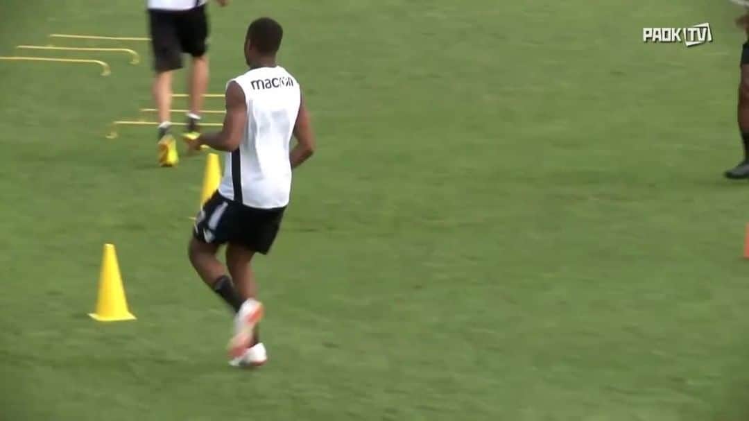 チュバ・アクポムのインスタグラム：「Enjoyed my first session with the team 💪🏾🦅 @paok_fc」