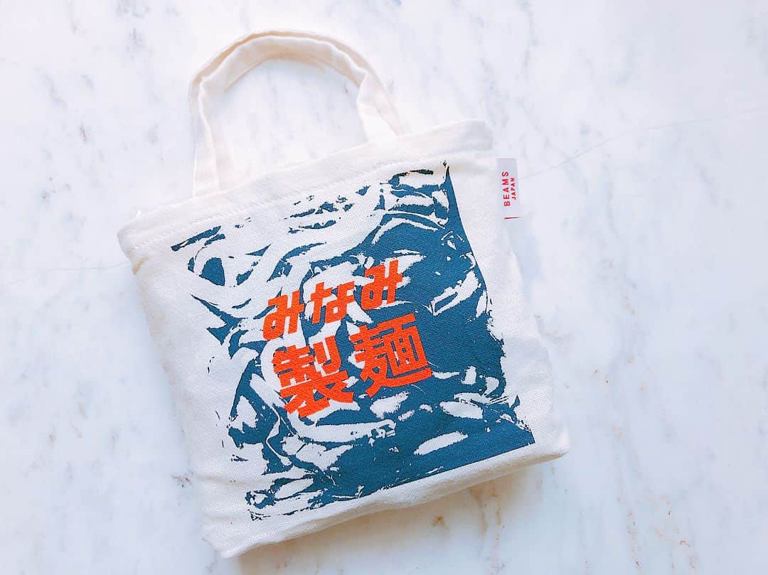 尾崎ななみさんのインスタグラム写真 - (尾崎ななみInstagram)「❁ 昨日ご紹介してた伊勢うどんは、#みなみ製麺 ✨ BEAMS×伊勢市 のコラボ限定バックが面白かった！ 伊勢うどんがピッタリ入るサイズー♬ 伊勢うどん食べちゃったから、次は何を入れようかな⍢⃝︎ これ持って歩いてたら二度見されそう〜〜笑 裏面は、伊勢うどんとタレが混ざる瞬間のイメージ。 お土産にも良いね！ 東京で買って伊勢土産✩︎笑。 ✧︎ * ✧︎ * #三重#三重県#伊勢#伊勢志摩#お伊勢さん#伊勢名物#伊勢うどん#大好き#beams#ビームス#コラボ#ビームス新宿#東京#ビームスジャパン#うどん#食#和食#beamseyeonise#beamsjapan#限定#トートバッグ#mie#ise#foodstagram#food#tokyo#instagood#尾崎ななみ#伊勢志摩アンバサダー」8月5日 20時41分 - nanami_ozaki_73