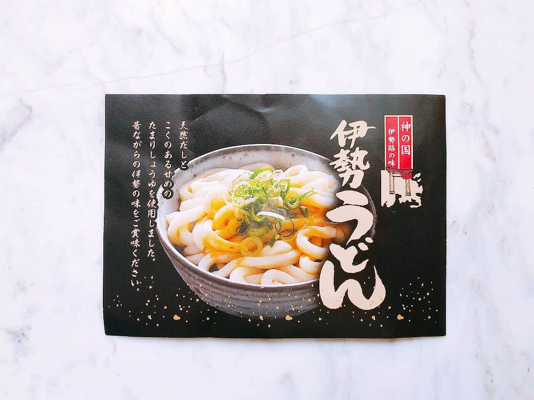 尾崎ななみさんのインスタグラム写真 - (尾崎ななみInstagram)「❁ 昨日ご紹介してた伊勢うどんは、#みなみ製麺 ✨ BEAMS×伊勢市 のコラボ限定バックが面白かった！ 伊勢うどんがピッタリ入るサイズー♬ 伊勢うどん食べちゃったから、次は何を入れようかな⍢⃝︎ これ持って歩いてたら二度見されそう〜〜笑 裏面は、伊勢うどんとタレが混ざる瞬間のイメージ。 お土産にも良いね！ 東京で買って伊勢土産✩︎笑。 ✧︎ * ✧︎ * #三重#三重県#伊勢#伊勢志摩#お伊勢さん#伊勢名物#伊勢うどん#大好き#beams#ビームス#コラボ#ビームス新宿#東京#ビームスジャパン#うどん#食#和食#beamseyeonise#beamsjapan#限定#トートバッグ#mie#ise#foodstagram#food#tokyo#instagood#尾崎ななみ#伊勢志摩アンバサダー」8月5日 20時41分 - nanami_ozaki_73
