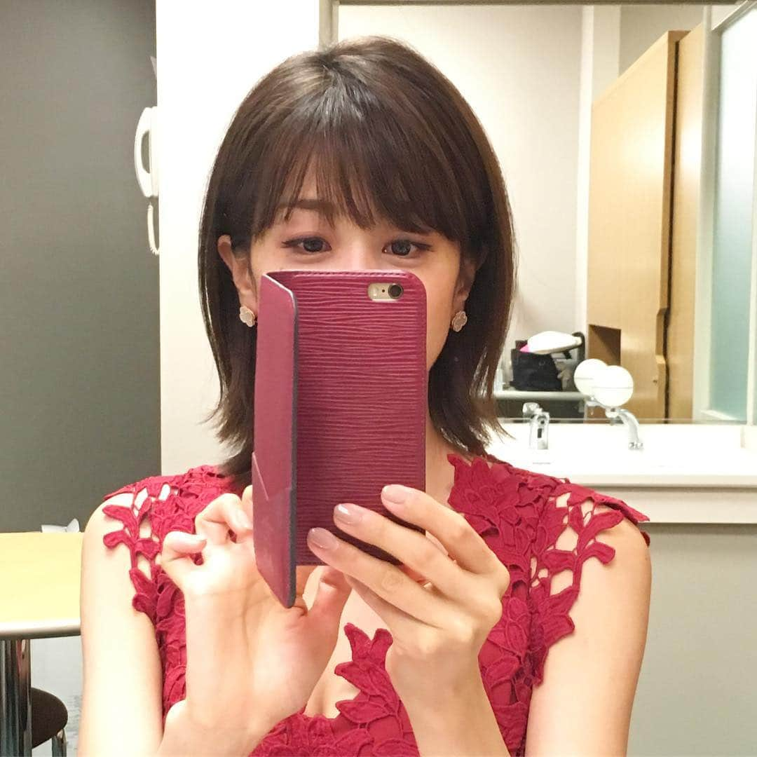 加藤綾子さんのインスタグラム写真 - (加藤綾子Instagram)「* そうそう！ 髪切りましたー💇‍♀️✨🙍‍♀️ ちょっと、、伝わり辛いですかね？😢💦 今夜22:00〜放送の『おしゃれイズム』はまだ髪の毛切る前かも🤔  ぜひ見てくださーい😊✨ #自撮り難しい #これから頑張るぞ #おしゃれイズム」8月5日 20時47分 - ayako_kato.official