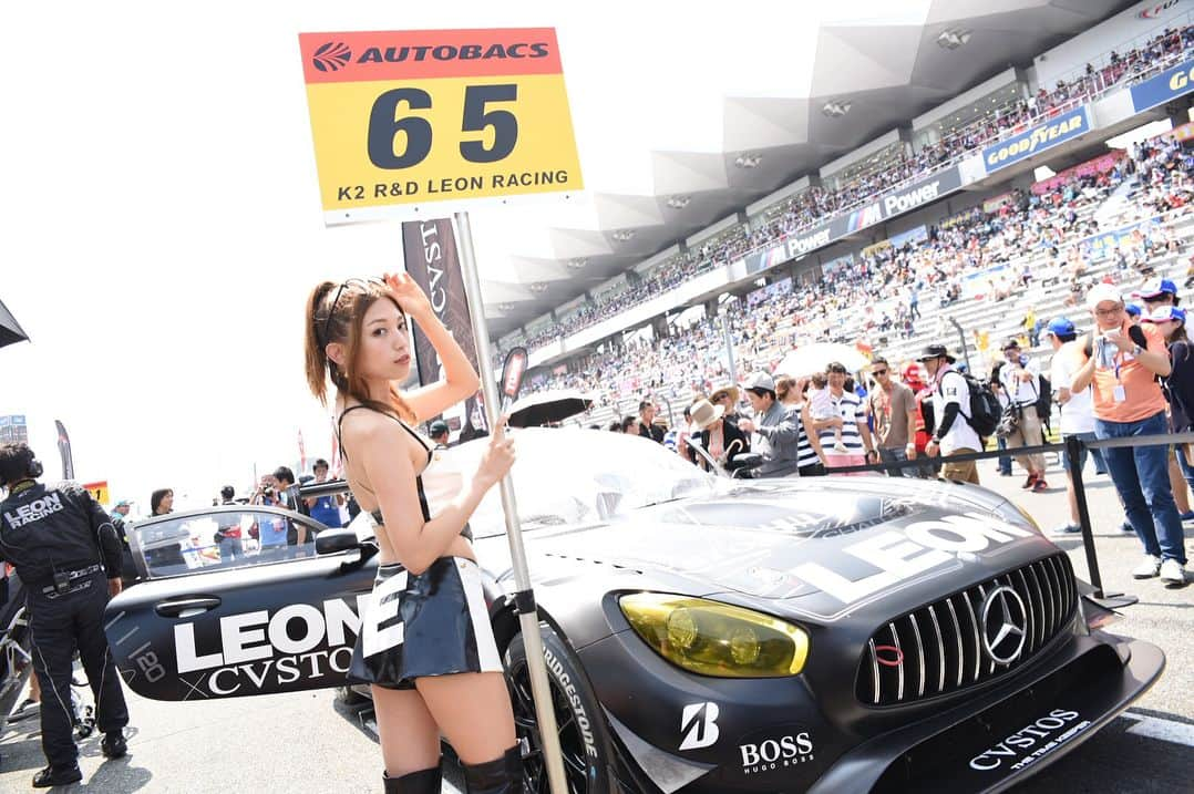 市原彩花さんのインスタグラム写真 - (市原彩花Instagram)「こっちの車だったわ🏎 コスの色的には違和感無かったね😂 . LEONは今回4位！ また最後に、去年の最終戦を思い起こすような追い上げを見せてくれた✨ LEON編集部のみなさんも観に来てくれたし😊 @leon_magazine  あー、楽しかった💓 . 灼熱のグリッドに、撮りに来てくれたみんなありがとう😊 私の場所がギラッギラの日なたで、カメラマンさん達がいる所がたまたま日陰で、超絶ずるいと思った（笑） #LEON#leonracing#leonracinglady#supergt#racequeen#レースクイーン#富士スピードウェイ#真夏日和」8月5日 21時02分 - ayaka_ichihara