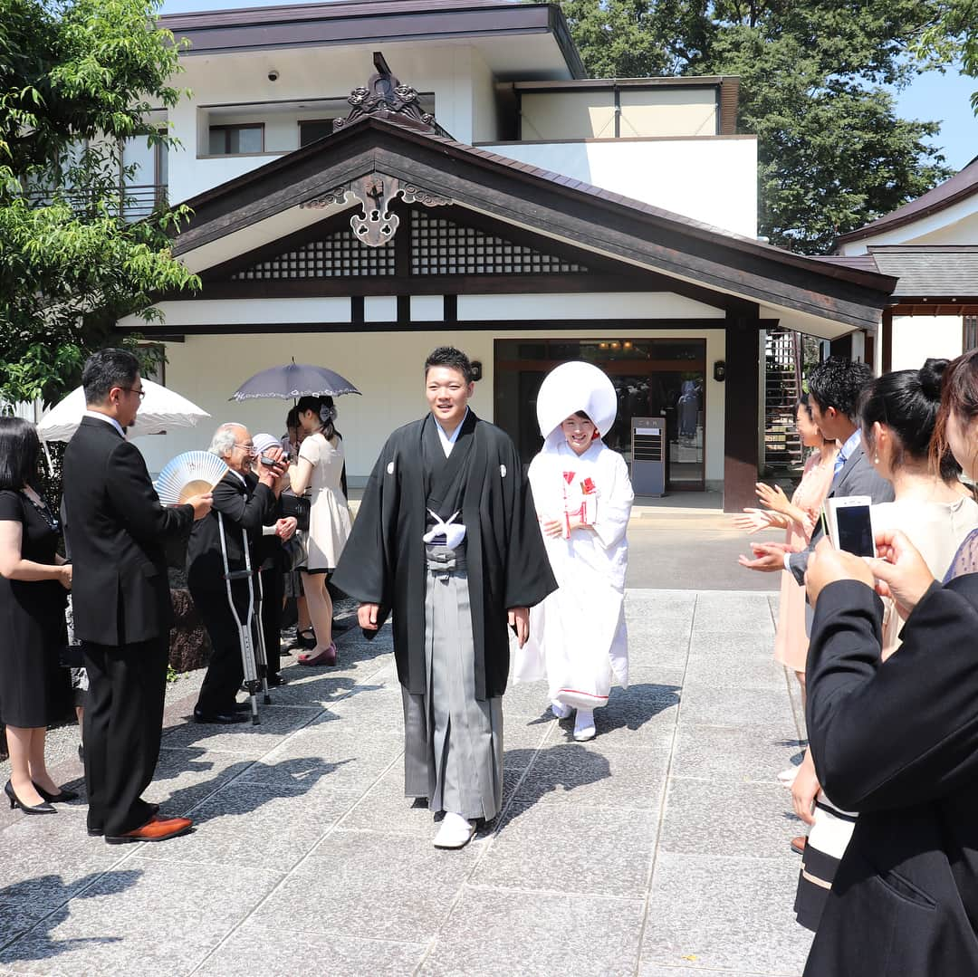 柳田光綺さんのインスタグラム写真 - (柳田光綺Instagram)「＊ ＊ 08.05 ＊ お姉ちゃんの結婚式がありました💍💕 ＊ 始まりから終わりまで、 笑顔の絶えない本当に素敵な結婚式でした。 お姉ちゃん、すーっごく綺麗だったよ👰🏻💐 ＊ まさか神社の前でパスをするとは、 思いませんでしたが…🤣 2人の愛と2人のバレーボールへの愛が 両方感じられました❤️笑 ＊ いとこ大集合＼(^^)／ 全員ではなかったけど、 たくさんの親戚と久しぶりに会えて お姉ちゃんと、こうへい君に感謝です。 ＊ お2人さん…おめでとう!!!!! 末永くお幸せに😌💓 ＊ ＊ #姉 #結婚式」8月5日 21時13分 - yanagita04r