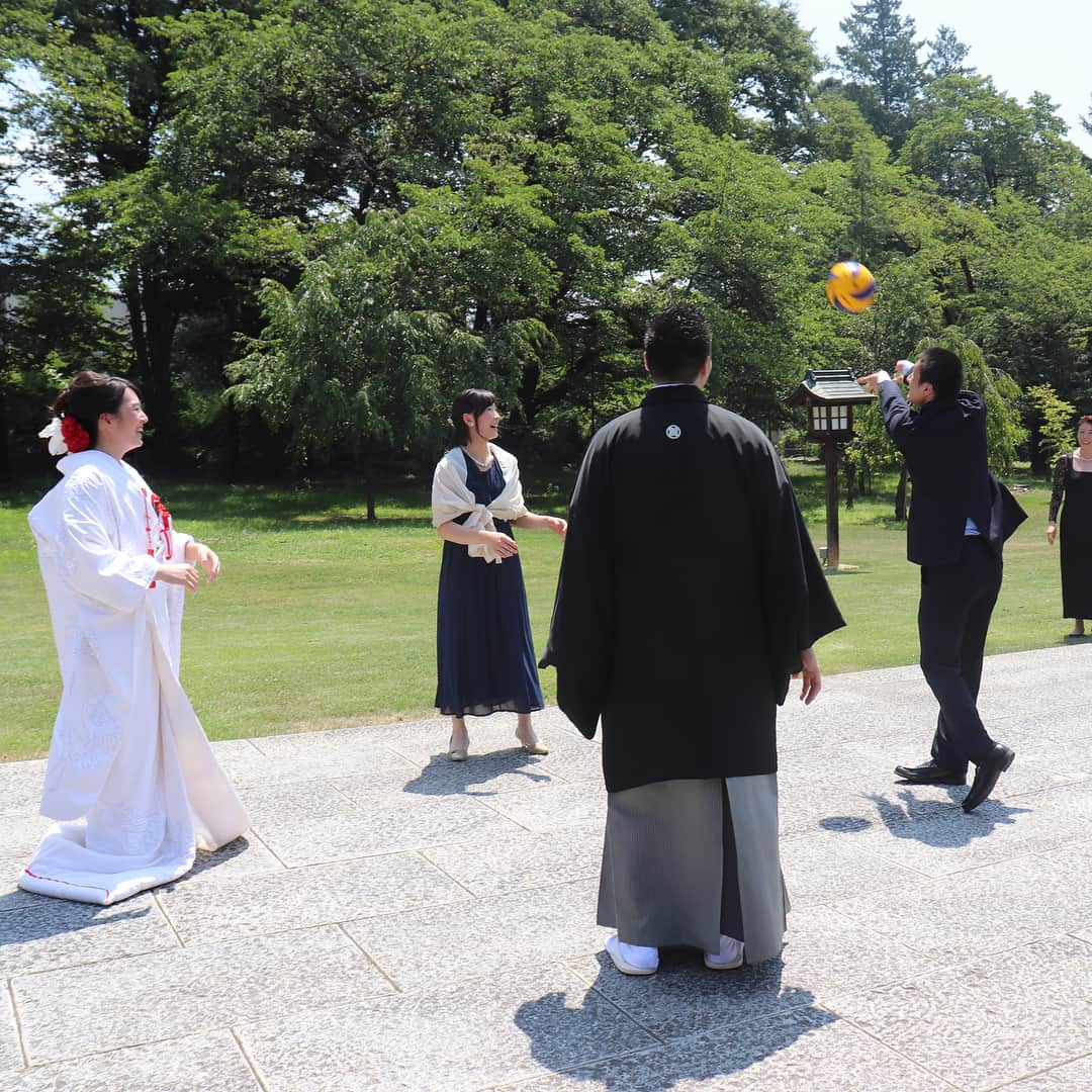 柳田光綺さんのインスタグラム写真 - (柳田光綺Instagram)「＊ ＊ 08.05 ＊ お姉ちゃんの結婚式がありました💍💕 ＊ 始まりから終わりまで、 笑顔の絶えない本当に素敵な結婚式でした。 お姉ちゃん、すーっごく綺麗だったよ👰🏻💐 ＊ まさか神社の前でパスをするとは、 思いませんでしたが…🤣 2人の愛と2人のバレーボールへの愛が 両方感じられました❤️笑 ＊ いとこ大集合＼(^^)／ 全員ではなかったけど、 たくさんの親戚と久しぶりに会えて お姉ちゃんと、こうへい君に感謝です。 ＊ お2人さん…おめでとう!!!!! 末永くお幸せに😌💓 ＊ ＊ #姉 #結婚式」8月5日 21時13分 - yanagita04r