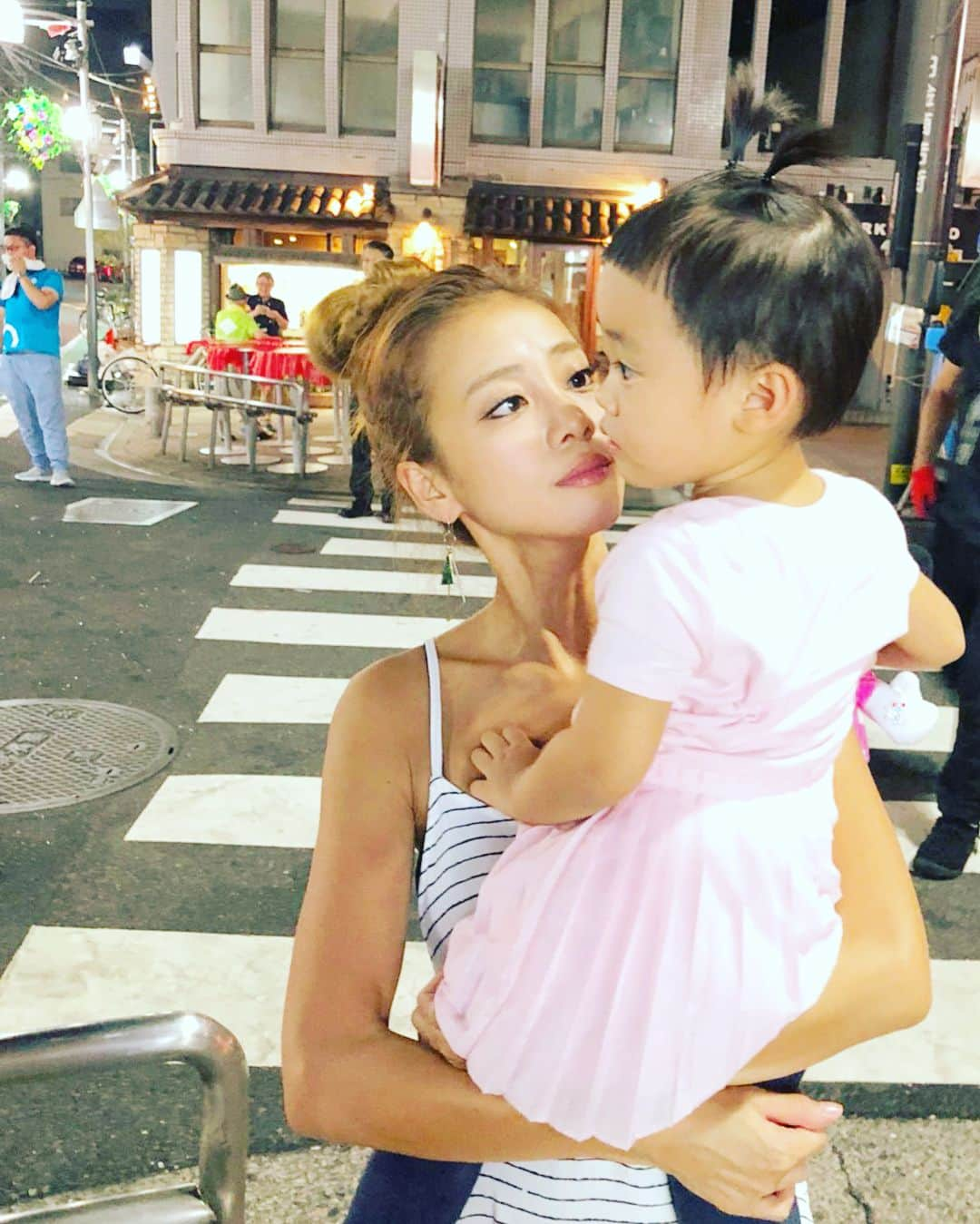 あびる優さんのインスタグラム写真 - (あびる優Instagram)「改めて、 よつ葉💕３歳3ヶ月😍 喜怒哀楽がはっきりしてて、ファッションへのこだわりが強すぎて😱（休日だと1日4回は着替えます😑）頭の先から足の先まで自分コーディネート納得いかないと大変です。。悩みの種でもあります。。 基本は英語、寝言も英語で、私達夫婦に合わせて日本語喋ってくれます😅 成長する度に悩みは尽きません。。が、そんな彼女が大好きです❣️😍 おやすみなさい😴  #gn#family#daughter#love#cute#happy#fun#iloveyou#家族#娘#愛娘#愛しい#かわいい#癒し#大好き#愛してる#３歳3ヶ月#おやすみなさい」8月5日 22時37分 - yuabiru74