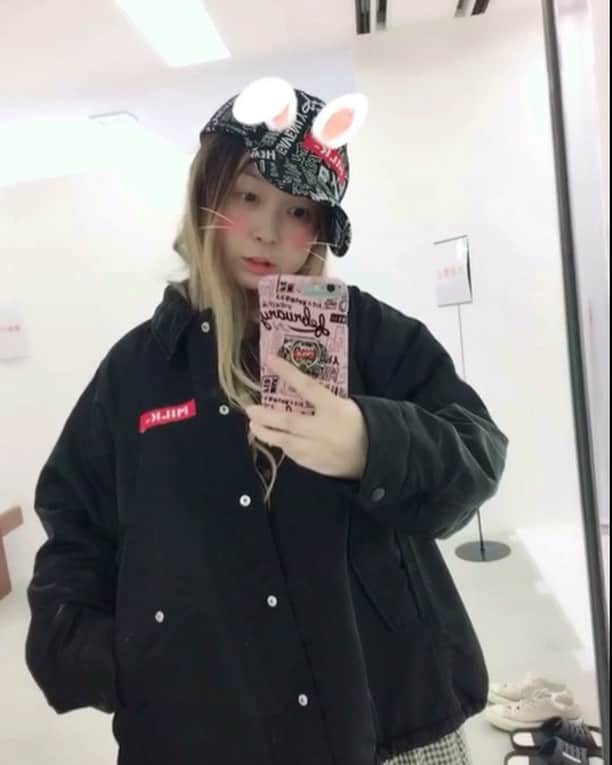 川瀬智子のインスタグラム：「ちょ。さっきの、、自分的にはムービーをリポストしたつもりが静止画だった😱 #ださみ 【受注〆切は8/7火曜23:59まで】  @_kitten_girl_insta に色違いのPINKのムービーなど、参考になる画像をポストしていますので見に来てね👀♥️よかったらフォローもお願いします」