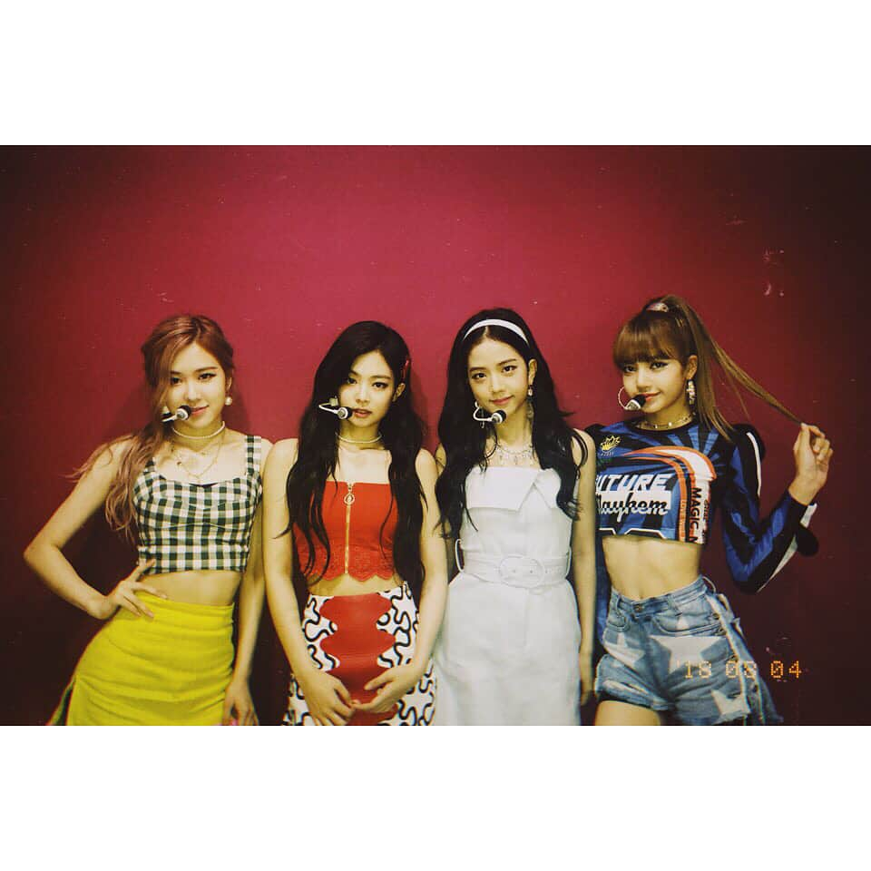 BLACKPINKさんのインスタグラム写真 - (BLACKPINKInstagram)「#BLACKPINK#BLINK#DDU_DU_DDU_DU#FOREVERYOUNG#막방이라니#😭 블링크 ✨오늘 막방이었어요 일 년 동안 기다려 준 블링크에게 멋있는, 성장한 블랙핑크의 모습 보여드리고 싶었는데 어때요? 괜찮았어요?🤗 더워도 추워도 언제나 우리 옆에서 든든한 편이 되어주는 블링크 덕분에 이번에도 너무너무 든든하게 활동했어요 항상 고맙고 사랑해요😽💖 얼른얼른 다시 보길 바라요 너무 더운 날씨에 웃는 얼굴로 응원 와줘서 항상 미안하기도 하고 너무 고맙고 감동이었어요 힘을 줘서 고맙고 우리도 항상 블링크에게 힘이 되는 존재가 될 수 있도록 노력할게요💕 블링크 시작되는 한 주도 화이팅하고 잘자요 사랑해 좋은 꿈 꿔요 🦋💙」8月5日 23時29分 - blackpinkofficial