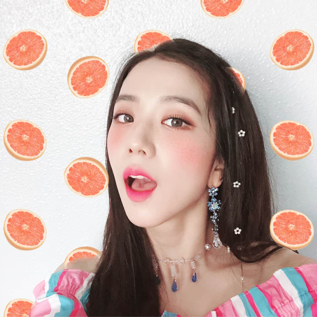 ジスさんのインスタグラム写真 - (ジスInstagram)「블링크 덕분에 행복지수가 상승했습니다 😆 #자몽좋아#🧡#근데저거자몽맞나」8月5日 23時49分 - sooyaaa__