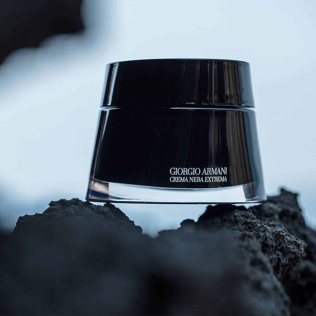 Armani Beautyさんのインスタグラム写真 - (Armani BeautyInstagram)「Inspired from Pantelleria’s volcanic rocks that erupted from the sea bed, CREMA NERA SUPREME REVIVING CREAM uses the pure power of nature to rejuvenate skin.  #ArmaniBeauty #CremaNera #Pantelleria」8月6日 1時00分 - armanibeauty