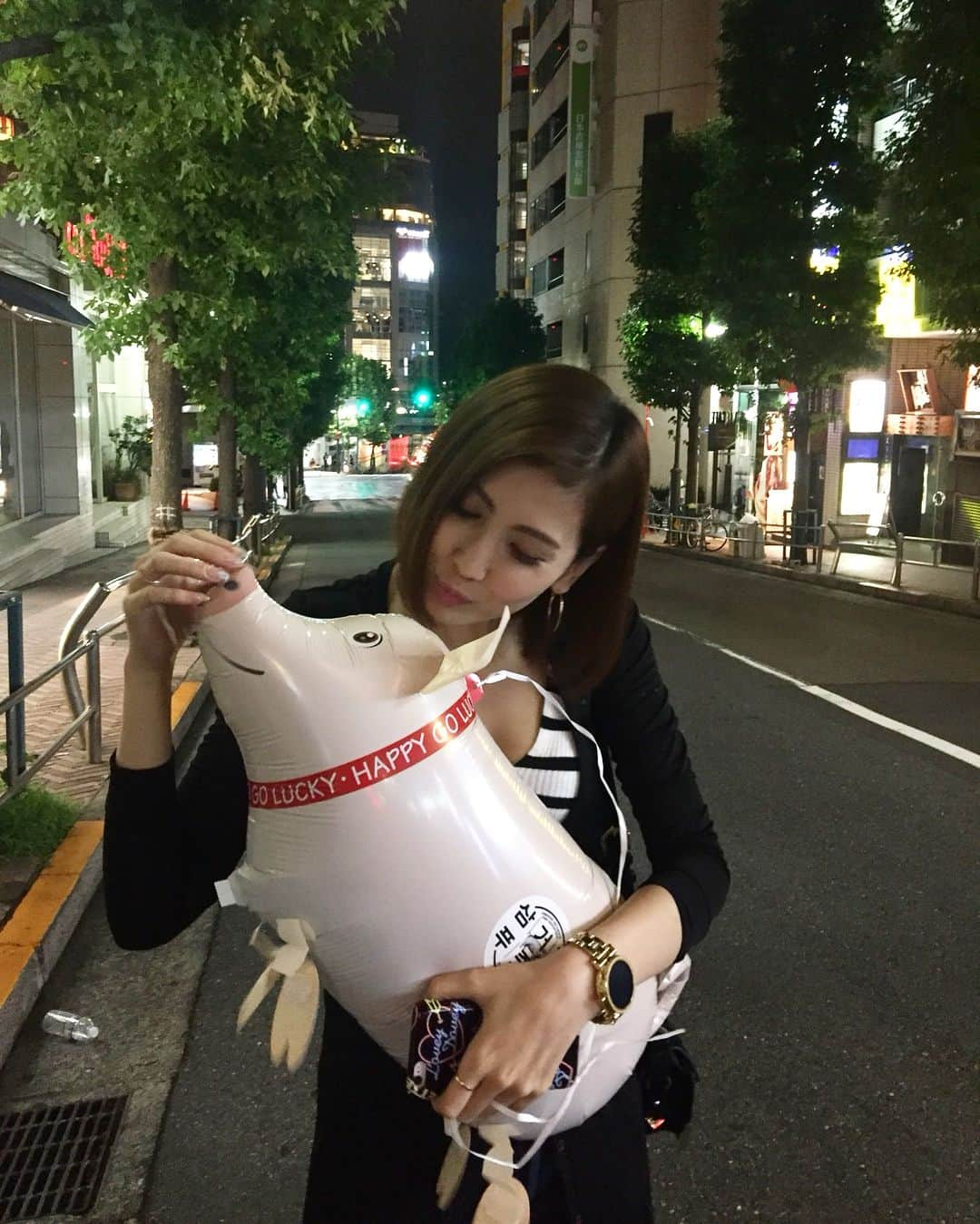 梅田えりかさんのインスタグラム写真 - (梅田えりかInstagram)「ＹＧエンターテイメントがやっている韓国料理店「サムゴリプジュッカン 東京」にみくとななみちゃんと食べに行ってきましたっ😘❤️ . 店内がとても雰囲気あってオシャレで店員さんたちもすごく丁寧でした😍🙌✨ . なんといっても熟成肉が美味し過ぎたよっ🤤❤️わさびマヨとか醤油ベースのソースとかがあるんだけどおススメはアンチョビソース‼️サムギョプサルとアンチョビってこんなにも合うんだと驚きました😍‼️やみつきになること間違いなし😑‼️‼️‼️トッポッキも辛いだけじゃなく旨味もありチヂミも大きめの野菜がゴロゴロ入っててどれ食べても大当たりでしたっ🤔❤️デザートにはサムゴリパフェを食べたんだけどこれもまたサッパリした甘さでペロリと食べれちゃったっ😜👌❤️お誕生日サプライズも出来るみたいなので、いつかお願いしようと思いましたっ🙆‍♀️🎂🎉 . 帰りにはブタさんの風船が貰えてお散歩して帰れるという、お家に着くまでサムゴリプジュッカンの余韻を引ずれるという！！！うまいねー😏🙌❤️✨ . 結構混んでるみたいなので予約の方がいいかもっ😘👌渋谷でご飯迷ったら是非行ってみてっ❤️ . #サムゴリプジュッカン #삼거리푸줏간 #渋谷 #韓国料理 #サムギョプサル #女子会 #韓国」8月6日 1時29分 - umeeri524