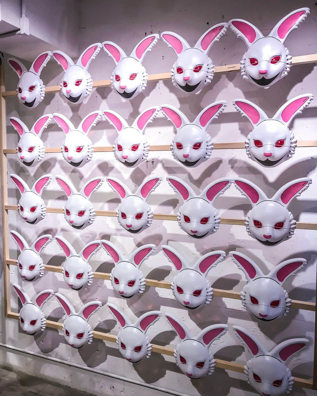 のインスタグラム：「お祭りの5倍近い値段するウサギのお面買いました🐰」
