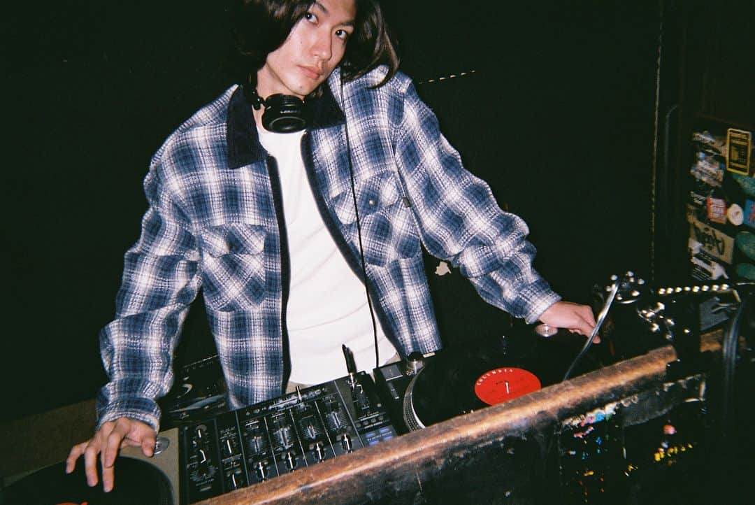 のインスタグラム：「. 🌺今日の写ルンです 🎧DJ渉 . #DJ #DJ渉 #イケメン #レコード #今日の写ルンです #写ルンです #フィルム普及委員会 #写ルンですのある生活 #90年代 #1990s #90s #1990 #懐かしい #filmphoto #omoidefilm #三浦春馬 #映画SUNNY　#SUNNY #映画サニー #サニー  #強い気持ち強い愛」