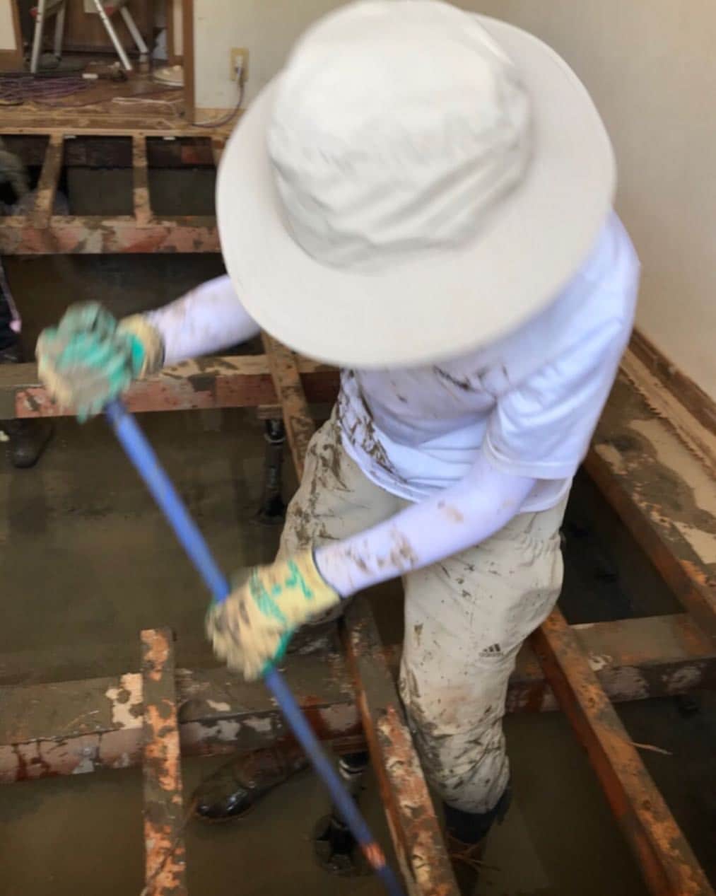 吉田羊さんのインスタグラム写真 - (吉田羊Instagram)「今日は広島平和記念日。 先日、広島へボランティアへ行って来ました。 私が行ったのは、広島市安佐北区という地域。 土砂崩れの爪痕が今もなお残る地域です。 伺ったお宅の床下には、約5センチの高さで 大量の泥が流れ込んでいました。 この日、このお宅担当のボランティアは約20人。 掻き出し、撤去、廃棄を繰り返しますが、 掻き出しても掻き出しても奥に流れ込んだ泥が 次々と出てきてキリがありません。 おまけに猛暑の中の作業のため 15分おきに休みを取り水分補給。 20人がかりで、 朝10時から始まって午後2時を過ぎても、 一部の床下の泥さえ、 完全に掻き出し切ることは出来ませんでした。 この地区は、ニュースで流れているような 自衛隊の方々が活動されている地域に比べると、 「まだ被害が軽度」だとボランティアセンターの方が 仰っていました。それでも、一軒につき これだけの人員が必要とされます。 そして、未だ手付かずのお宅が沢山ありました。 床上浸水し、畳を全部上に上げて新聞で吸水して 扇風機で乾かしているお宅、 流れてきた水に首まで浸かり九死に一生を得た お寿司屋さんのおかあさん。 自らが被災しながらボランティアに参加している 地元の方々。 週末のボランティア参加は約400人。 平日はそれが100人まで落ち込み、 もっと少ない時は10分の1まで減るそうです。 いまだ断水している地域、 道路が寸断されている地域、 普段40分で行ける場所に6時間かかる地域、 お年寄りばかりで人手が足らず、 片付けを簡易で済ませて家の寿命を縮めている地域、 まだまだ復興には遠い。 とにかく、人手が足りないとのこと。 被災地のために私たちが出来ること、 それぞれで引き続き考えて参りましょう。 因みに、 ボランティアは自己責任で参加が大前提。 装備、飲み物、体調管理、 全てを整えて参加しなければ迷惑をかけます。 必要なものの情報は事前に手に入れ、 現地では被災された方々の気持ちを大切に。 そして、この時期はとにかく熱中症に注意。 成果が見えないとつい、まだやれると頑張ってしまい 体調を崩して本末転倒になってしまいます。 水分補給と塩分チャージを忘れずに。 「まだやれる その一言が 命取り」 現場に掲げてあった標語です。 本当にこの通りなので、決して無理はしないよう。 被災地の皆様が一日も早く穏やかな日常を 取り戻せるように祈りつつ。 最後に。 写真をSNSに上げないでいて下さったみなさま、 どうもありがとうございました。 #広島の人はみなあったかくて義理堅い #この日以来「ほうじゃろ」が口ぐせ」8月6日 13時25分 - yoshidayoh_official
