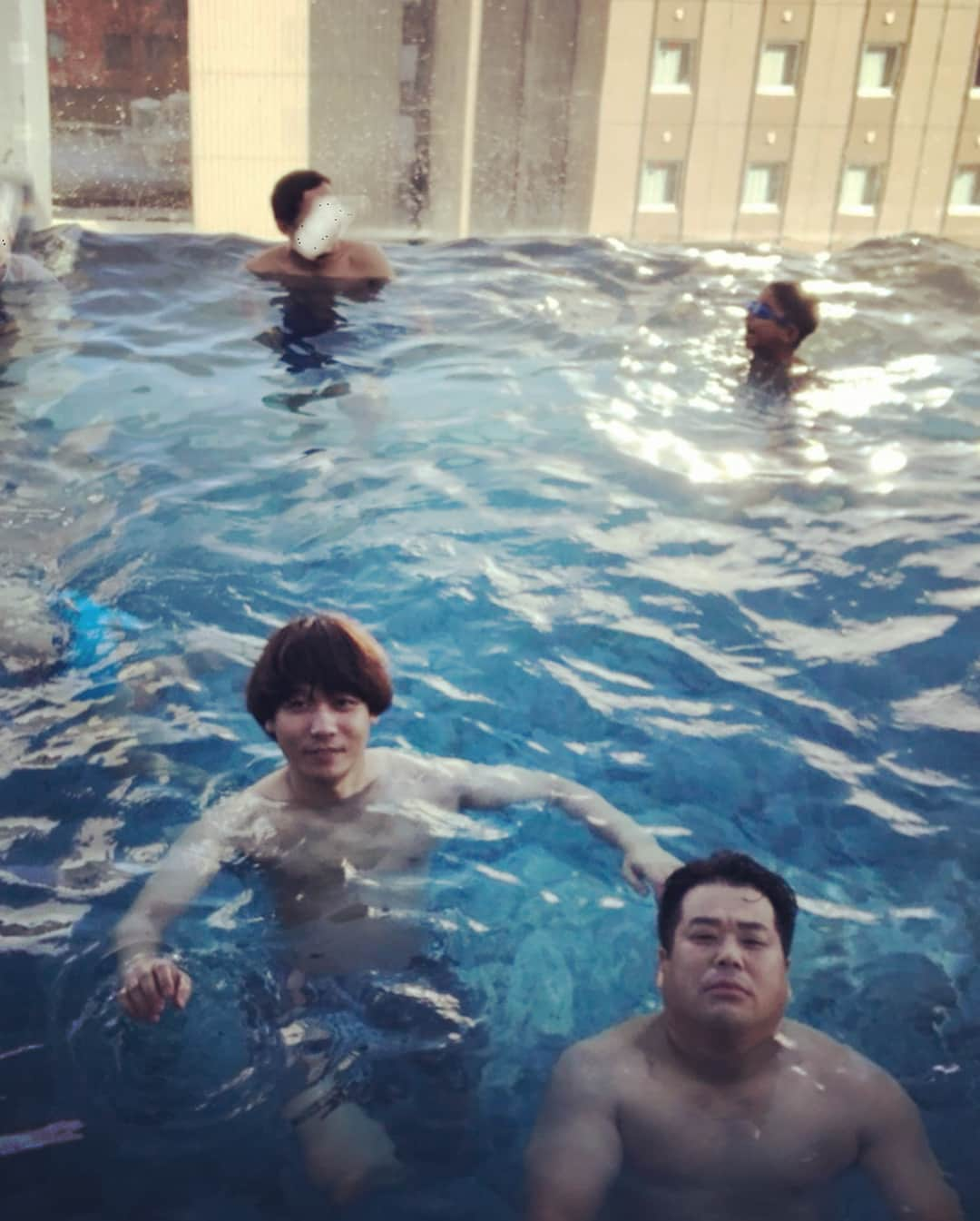 岩橋良昌さんのインスタグラム写真 - (岩橋良昌Instagram)「おじさんin水🏊‍♂️ #白井さんはおじさんじゃないよ #つかってるだけ  #温泉みたい #つかりながらあーだこーだ喋る  #けどええ時間 #夏と沖縄を少し感じれたやん #少しの空き時間を利用して #チーモン白井 さん#チーモンチョーチュウ白井 さん#白井さん #岩橋#プラスマイナス岩橋#沖縄#アクアチッタ#ガラス張り#沖縄花月#夏#プール#屋上#涼しい#夜に下から見たらこんな感じ#芸人#お笑い#お笑い芸人#お笑い好きな人と繋がりたい #脇差ぶなしめじ #スッキリワード」8月6日 5時53分 - maeeeeen1084