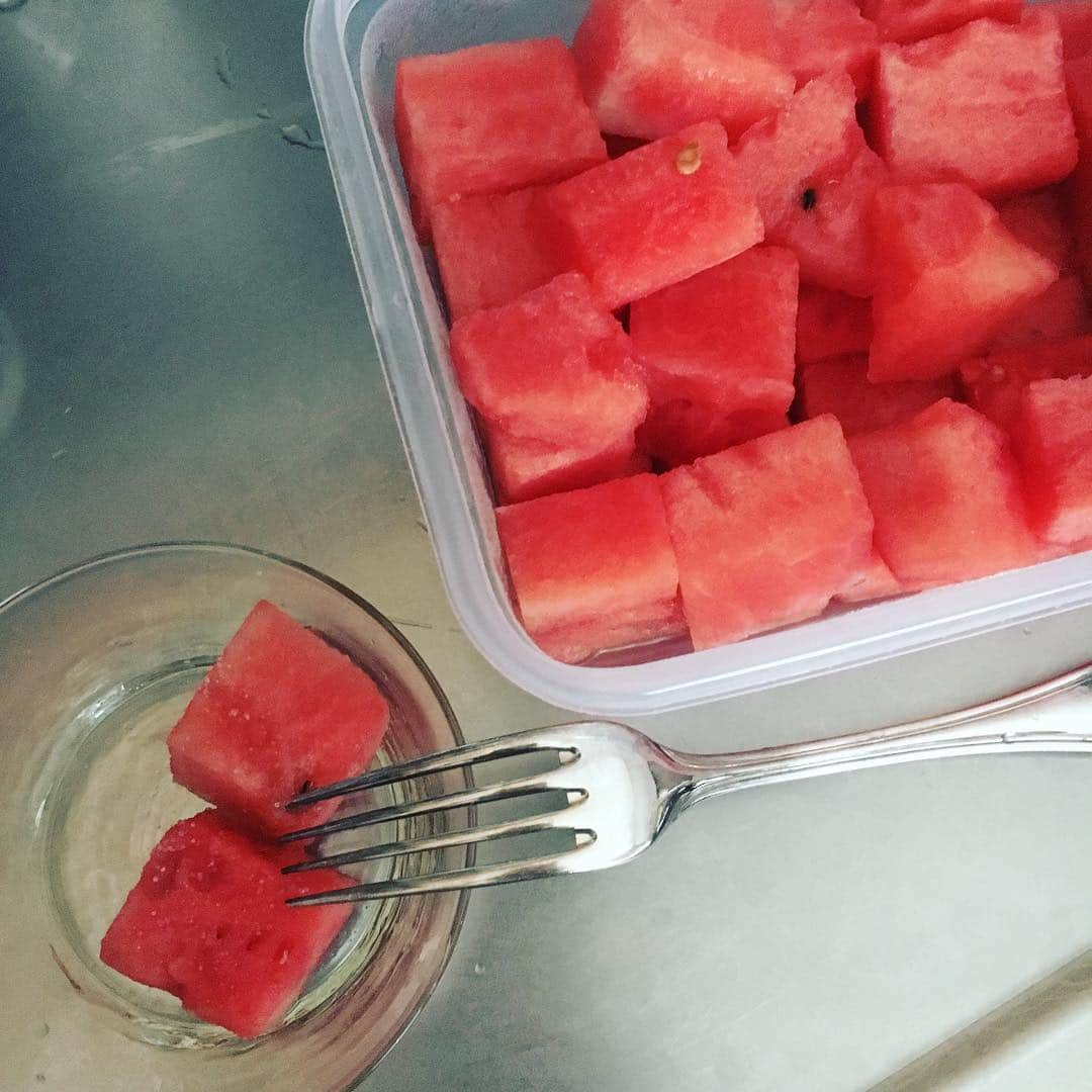 石田ゆり子さんのインスタグラム写真 - (石田ゆり子Instagram)「朝からみどりのこ…🍉 こうやってキューブ状にして冷蔵保存。 ひたすら食べる。 塩、ひとふり。 みどりのこ、ありがとう。」8月6日 8時39分 - yuriyuri1003