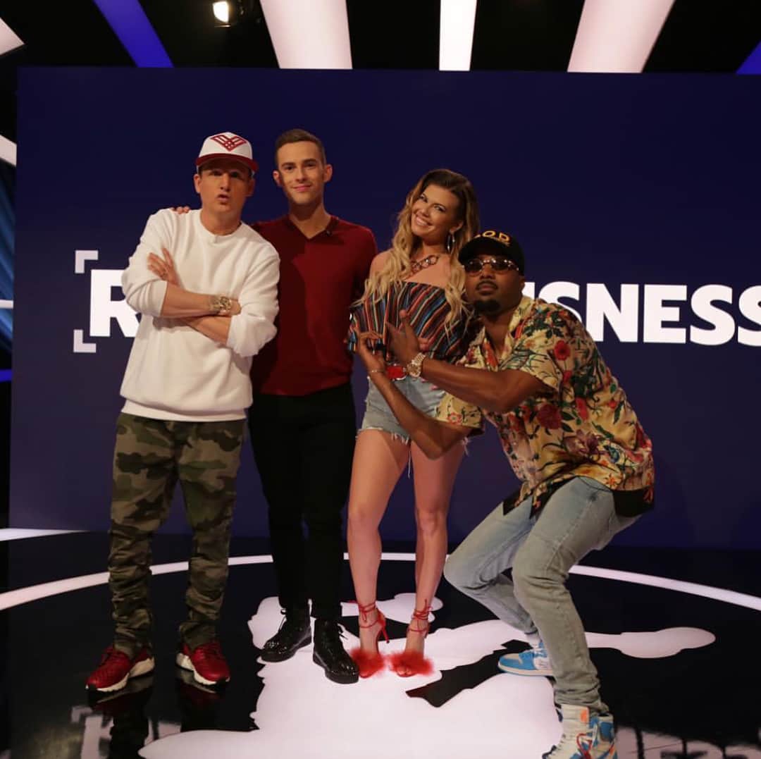 ロブ・ディアデックのインスタグラム：「SUNDAY !SUNDAY! SUNDAY! It’s an all new season of @ridiculousness on MTV. Every Sunday at 8/7c all summer we got 4 brand new episodes . Tonight we kick off season 11 with @adaripp and @justinavalentine .Whole lot of camo on the stage tonight! Grab your friends and family and enjoy! @superjacketproductions @dyrdekmachine」