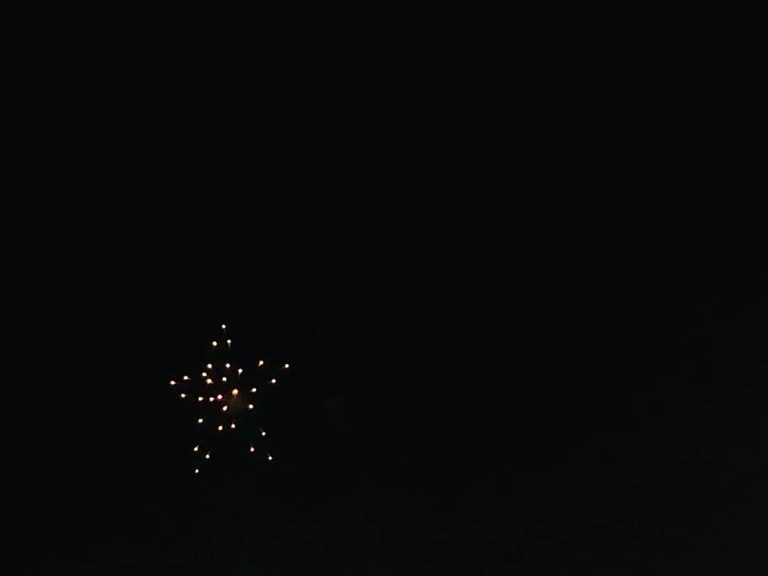 R!Nのインスタグラム：「花火🎆 . 地元で見る花火。 なんだか特別な気持ちになりました。 . 花火が咲いた瞬間の胸の高鳴りと パッと消えていく儚さ なんだか色んなものに例えられるような気がして、儚さからくる寂しさと、この幸せな余韻。 . いい曲がかけそうです。 9月は制作期間として表の活動はほぼお休み。じっくり色々と作りたいと思います！ . #花火 #夏 #夏休み #fireworks #summer #vacation #ふるさと #myhometown #愛媛 #Ehime #star #星」