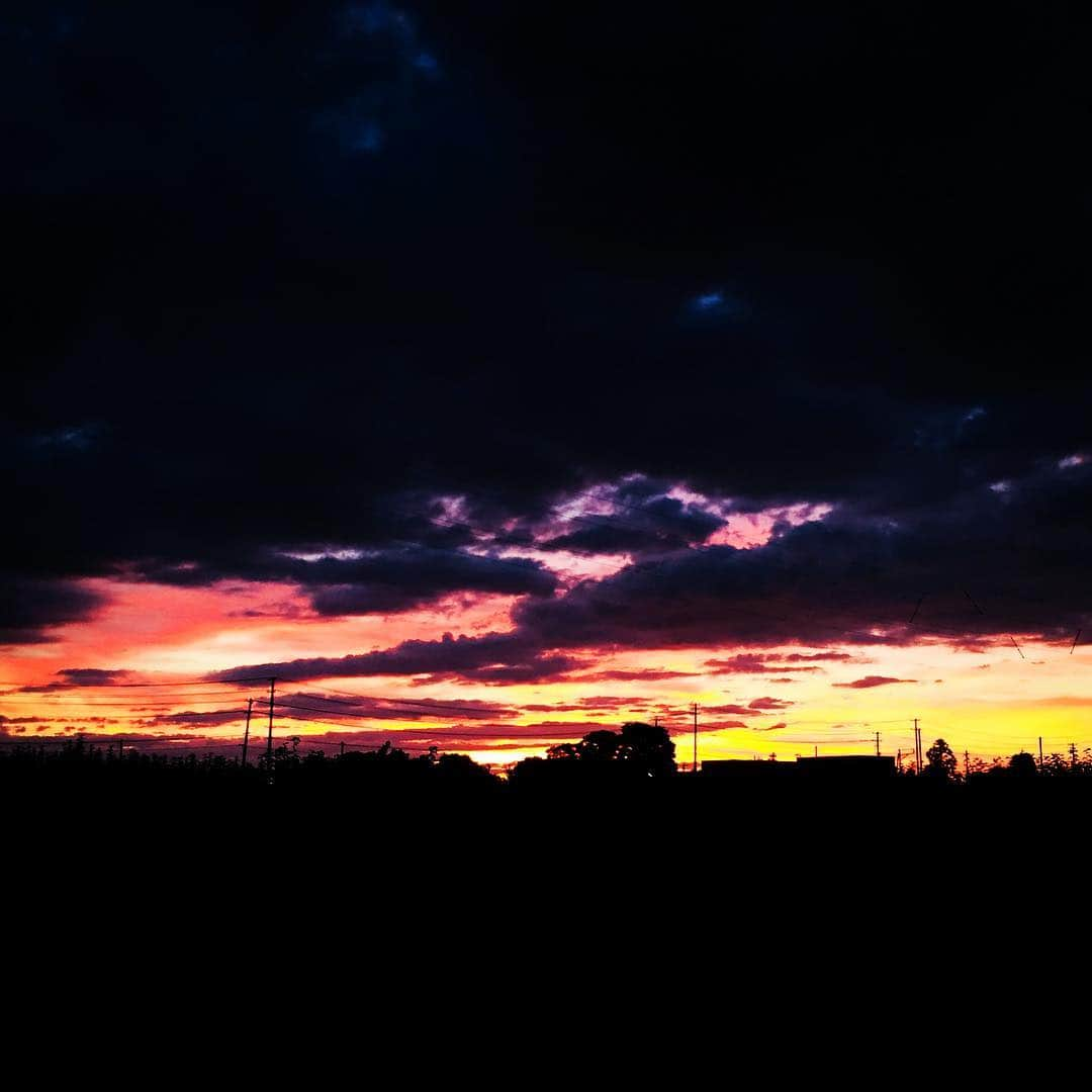 takayuki oheのインスタグラム：「灼熱の夕暮れ時。空の表情も慌ただしく変化しますね🙂  #夕日 #夕焼け」