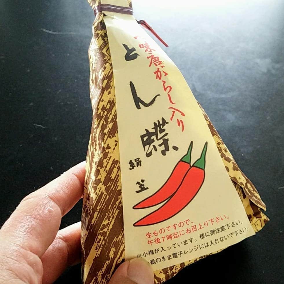 小高亮さんのインスタグラム写真 - (小高亮Instagram)「大阪に行ったら買いたいのが「とん蝶」。 もっちもちの美味しいおこわです。 通販とかもやっていないので、大阪に行かないと買えない味です。  #とん蝶  #七味唐辛子入り」8月6日 11時36分 - odaka_p