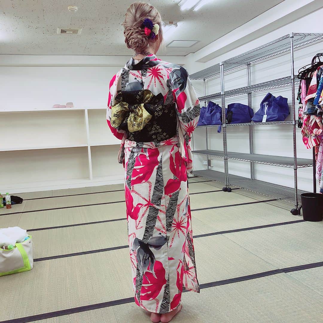 泉麻那さんのインスタグラム写真 - (泉麻那Instagram)「こないだるなちゃんと京都にあるさがの館の京あるきさんで浴衣を着せてもらったよ😌💜 浴衣着るの何年振りだろー🤔 沢山可愛い浴衣があるしレンタル、買い取りもできるみたいです！ 同じスペースにPAPEPO MUSEUMっていう、今流行りのインスタ映えなピンクのお部屋もあるよ😂❤️ 是非京都に行った際は寄ってみて下さい😌 全然分からないtiktokも撮りました📸 ゲラゲラ笑ってたけど何が楽しいのか謎でした🤔w おばさんはtiktokにハマる要素はないみたいです😌 やっぱ霜月さんといるとなーんでも楽しいです🤟🏾 結果、霜月るな最高っ👏🔥ww それしかないっす😂😂😂 #京都 #京あるき #さがの館 #PAPEPO #パペポミュージアム #浴衣 #tiktok #霜月るな #泉麻那」8月6日 11時47分 - izumana19890629