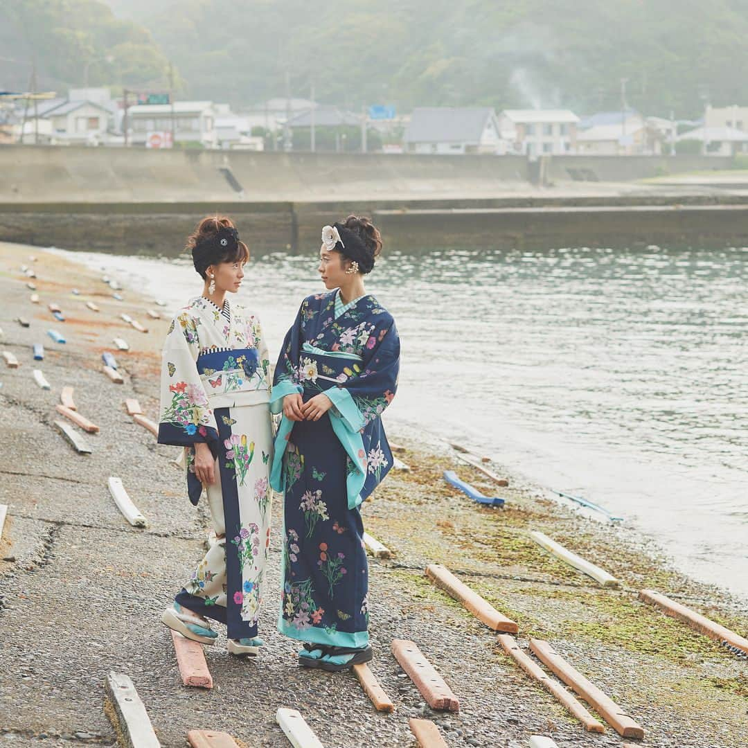 吹越ともみさんのインスタグラム写真 - (吹越ともみInstagram)「MarMu 蝶々とお花🦋🌼 毎日暑いので、少しでも涼しげなお写真を。○ ㅤㅤㅤㅤㅤㅤㅤㅤㅤㅤㅤㅤㅤ 8月6日、ヒロシマの日。 今日も感謝してがんばります🕊 ㅤㅤㅤㅤㅤㅤㅤㅤㅤㅤㅤㅤㅤ ㅤㅤㅤㅤㅤㅤㅤㅤㅤㅤㅤㅤㅤ #marmu#kimono#shooting#summer#hair#makeup#flower#🌼#🐠#🌼#」8月6日 11時55分 - fukitomo