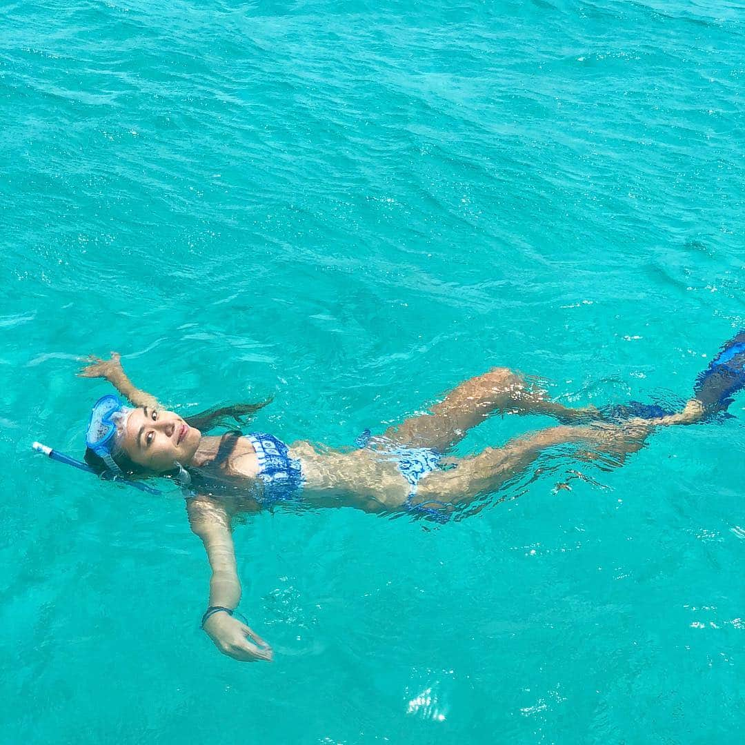 南美沙さんのインスタグラム写真 - (南美沙Instagram)「シュノーケリング🐠🐠🐠. . . 魚沢山居た✨. . . @vociana . . .  #加工無し #透明度 #海の透明度 #加工無しでこの綺麗さ #癒し #yoronisland  #与論島 #海 #ビーチ #beach #与論島の海  #与論ブルー  #yoronblue  #yoronbeach #魚になった気分 #海好き #海好き女子 #シュノーケリング」8月6日 12時02分 - miee.misa