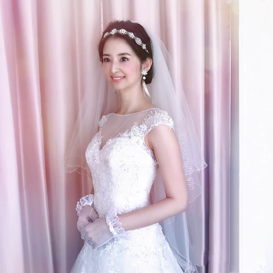 のインスタグラム：「* 後ろのデザインも可愛い💍 #めぢから半端ない #fashionmodel #japanmodel #wedding #photostagram #bridal #weddingdress #followme #photo_jpn #くるみボタン #ブライダルモデル #ウェディングドレス #ブライダルフェア #aラインドレス #ビジューカチューム #カチューム」