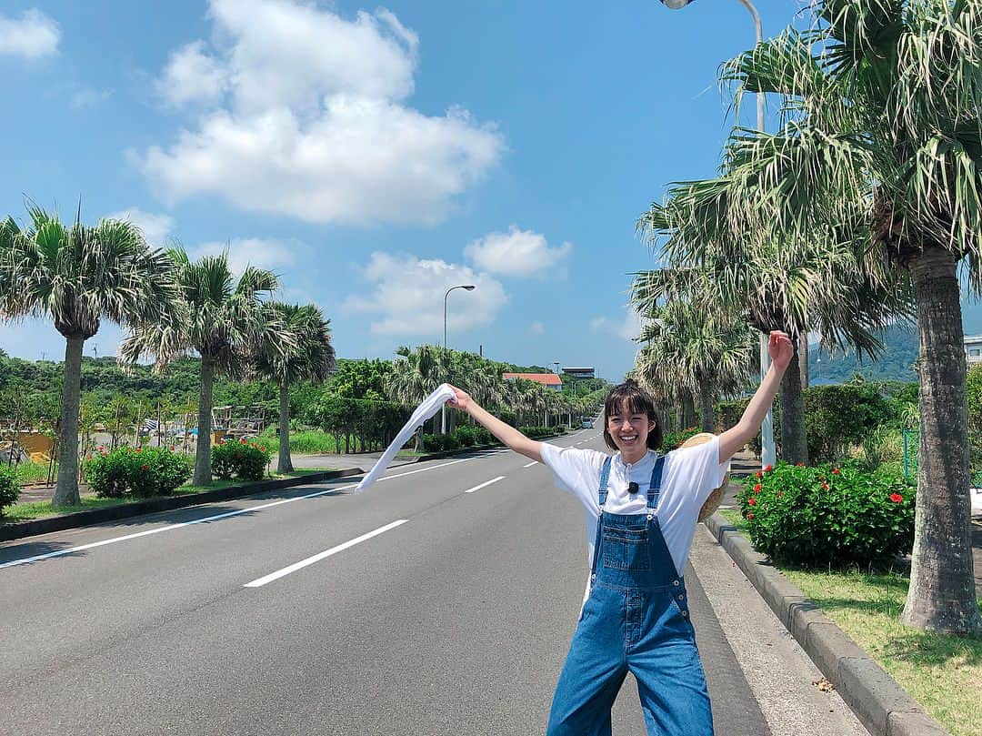 佐藤栞里さんのインスタグラム写真 - (佐藤栞里Instagram)「. オーバーオールに 麦わらぼうし😊👒 ずっと行きたかった 愉快なロケに参加しました！ はじめまして八丈島🌻 お世話になりました八丈島🏖 放送は9月なので またお知らせしますね！ #ヒントは🍌」8月6日 21時51分 - satoshiori727