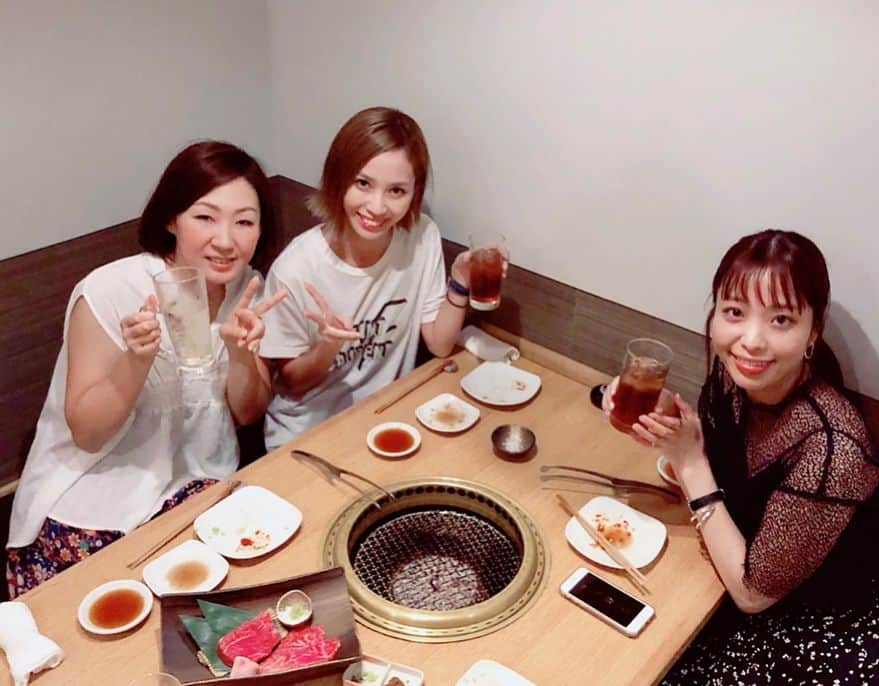 三輪麻未さんのインスタグラム写真 - (三輪麻未Instagram)「Belleかなさんとヘアメイクゆきちゃんとお肉会ー！ たくさんおしゃべりできて、とっても楽しかったー💋 ひなちゃんは急遽お仕事で残念。次回は4人でね♡ ・ 1枚目の写真を撮り終わって、アレ？お肉がない！って事に気が付き・・撮り直したのが2枚目😂😂😂 #表参道#焼肉#お肉会#女子会」8月6日 22時52分 - asami_miwa