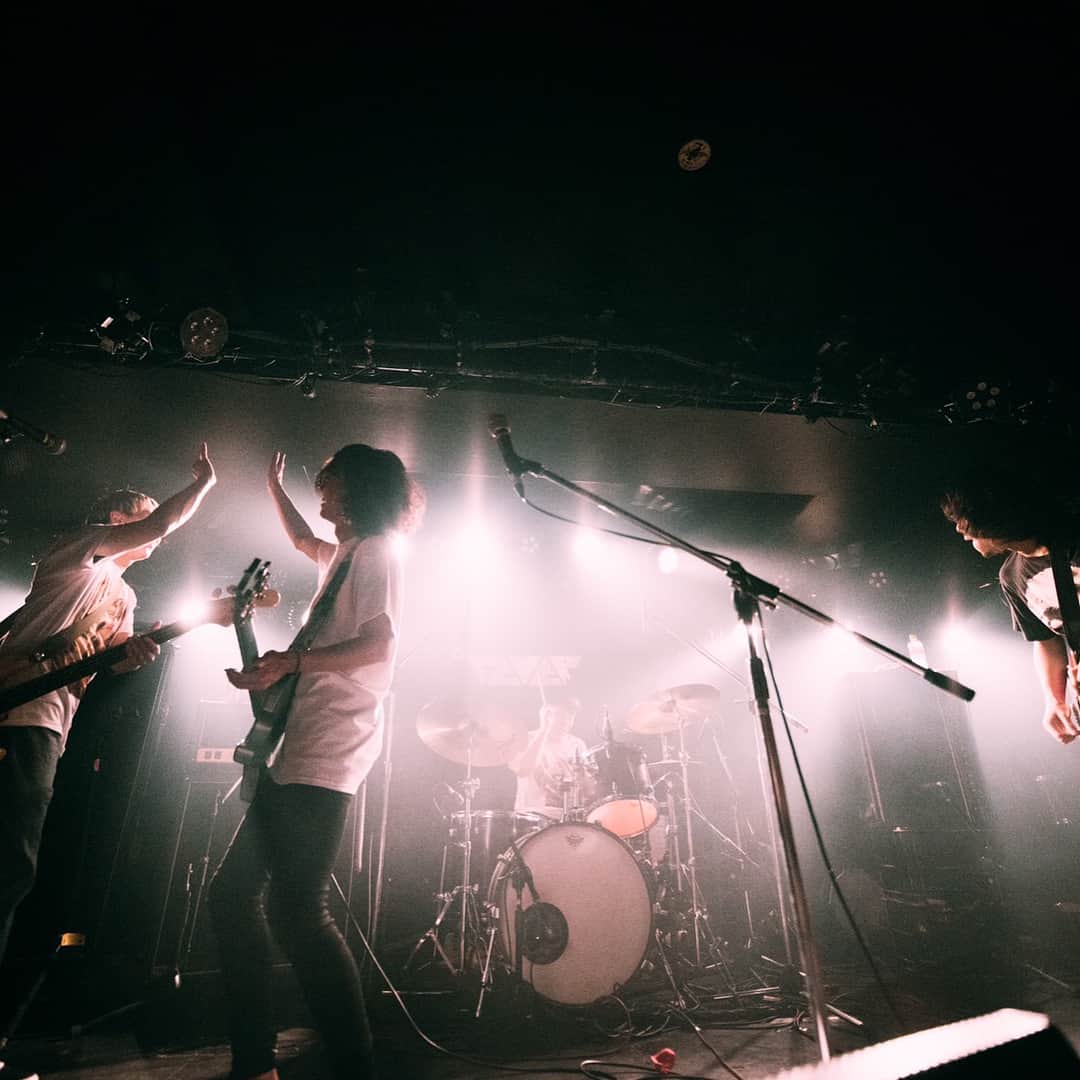 ツジトモタカのインスタグラム：「昨日はえるえふる/LIKE A FOOL RECORDS店舗3周年イベントで@feverでした 関係者各位、来て頂いたお客様、本当にありがとうございました 最後は安定の泥酔締めでした 元々店やって儲ける気なんてなかったけど、ここまで儲からんとは笑 周りからも死ぬほど色んなこと言われて悔しいこともしょっちゅうやけど、結局最高の仲間の助けと楽しい気持ちでなんとか続けられております  バンドもレコ屋も呑み屋も色々悩むけど本当に楽しい やりたいことやれる環境にあって本当に周りの人達に感謝しかありません  本当はそんなことも考えず自然にその立ち位置にいけたら最高なんだろうけど、音楽シーンにとって意味のあるバンド、店舗でありたいとずっと思ってやってます まだまだ3年なんて駆け出し中の駆け出しですが、これからも店舗の方もよろしくお願いします  この夏はやるぞ〜 phot by @chiaki_twalf (写真はpeelingwards とsawagiのライブだけで🙇‍♂️)」