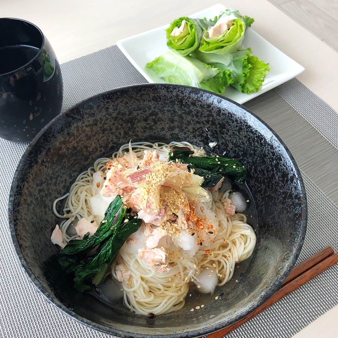 のインスタグラム：「ひとり飯記録🐈 ・ツナのおろし素麺 ・生姜焼き ・海老のサラダ生春巻き ・ミョウガの肉巻き ・ツナとオクラとミョウガの和風パスタ ・香味野菜ぶっかけ豆腐 ・割り干し大根のはりはり漬け ・チキンと空芯菜炒め（蟹クリームパスタは頂き物🙏） ・ただの素麺  数ヶ月前まで料理なんて全くしなかったので我ながらすごい進歩です。」