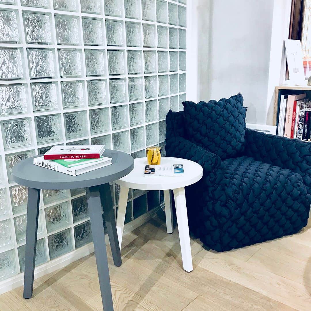 大草直子さんのインスタグラム写真 - (大草直子Instagram)「我が家のソファは、ジェルバゾーニ♡カバーの着せ替えができるので、いま、別の色にしようと妄想中。今月は自宅撮影があるので、それまでに！そして、事務所の一角にはジェルバゾーニの1人掛けソファとサイドテーブルが。本当に大好きなブランド！ #milaowen  #valentino #gervasoni  #酷暑の中 #タートルを着ているわけでは #ありません #新しいプロジェクトのために #秋冬の服を #ひどく楽しい撮影だったよ #大好き @milaowen_official  @gervasoni_japan」8月6日 15時38分 - naokookusa